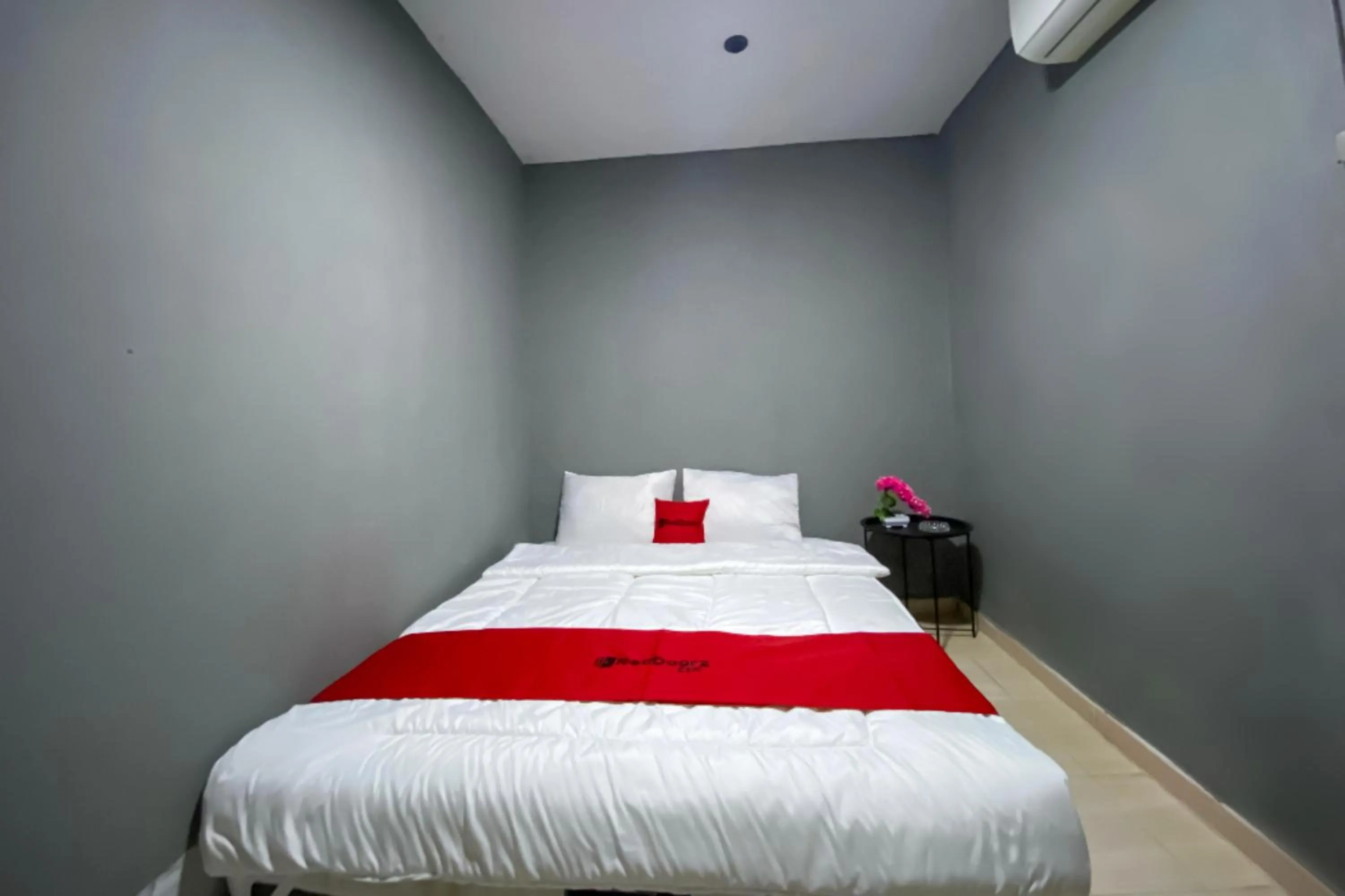 Bedroom, Bed in RedDoorz at Marina City Waterfront