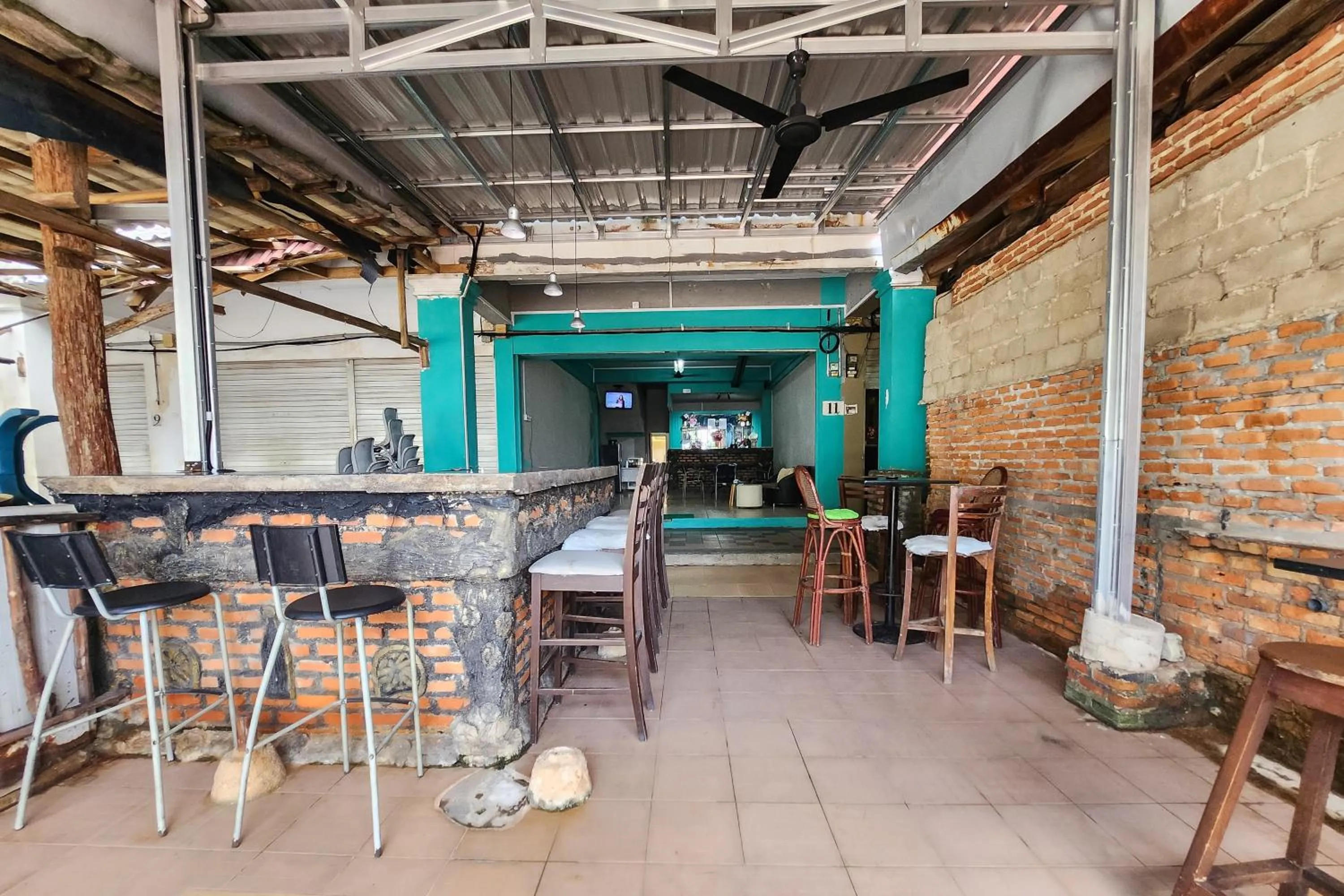 Seating area in RedDoorz at Marina City Waterfront