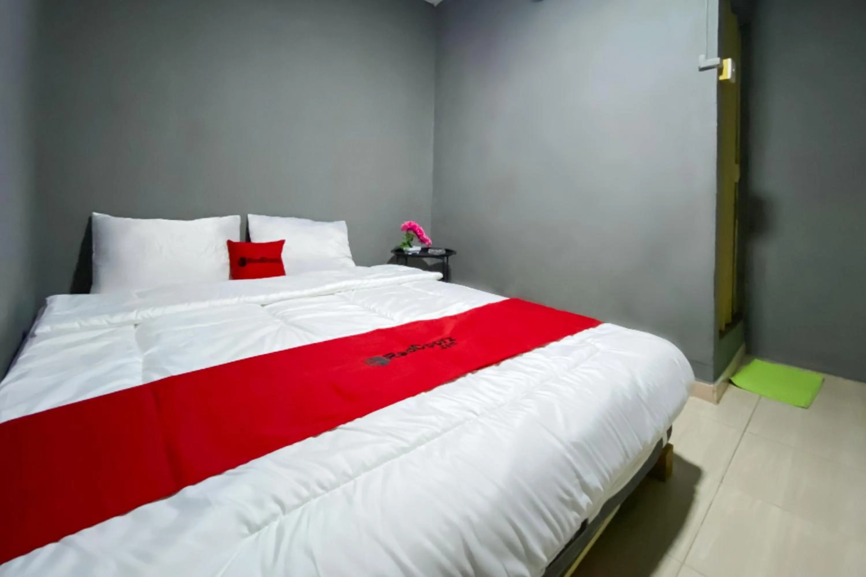 Bedroom, Bed in RedDoorz at Marina City Waterfront