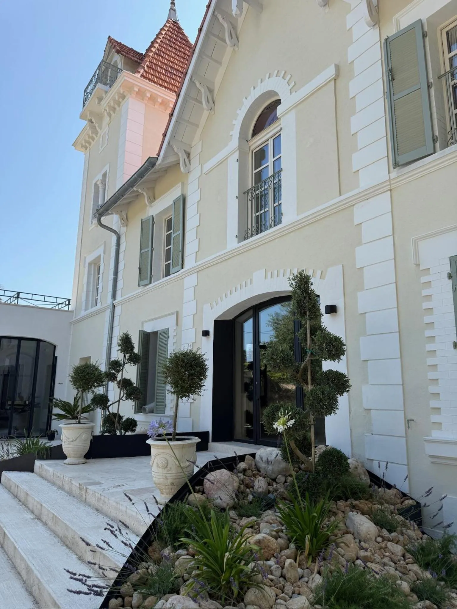 Property building in Chateau Pimo