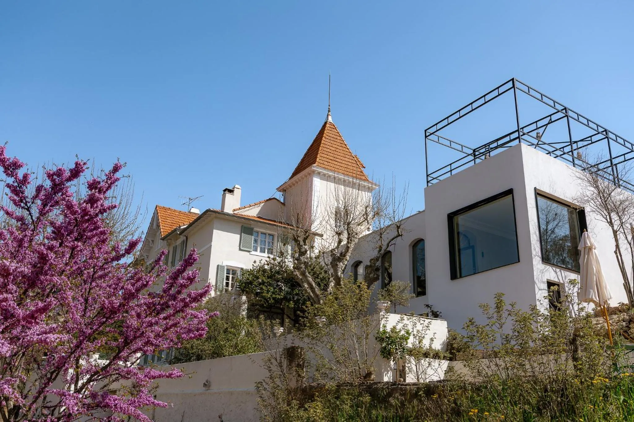 Property building in Chateau Pimo