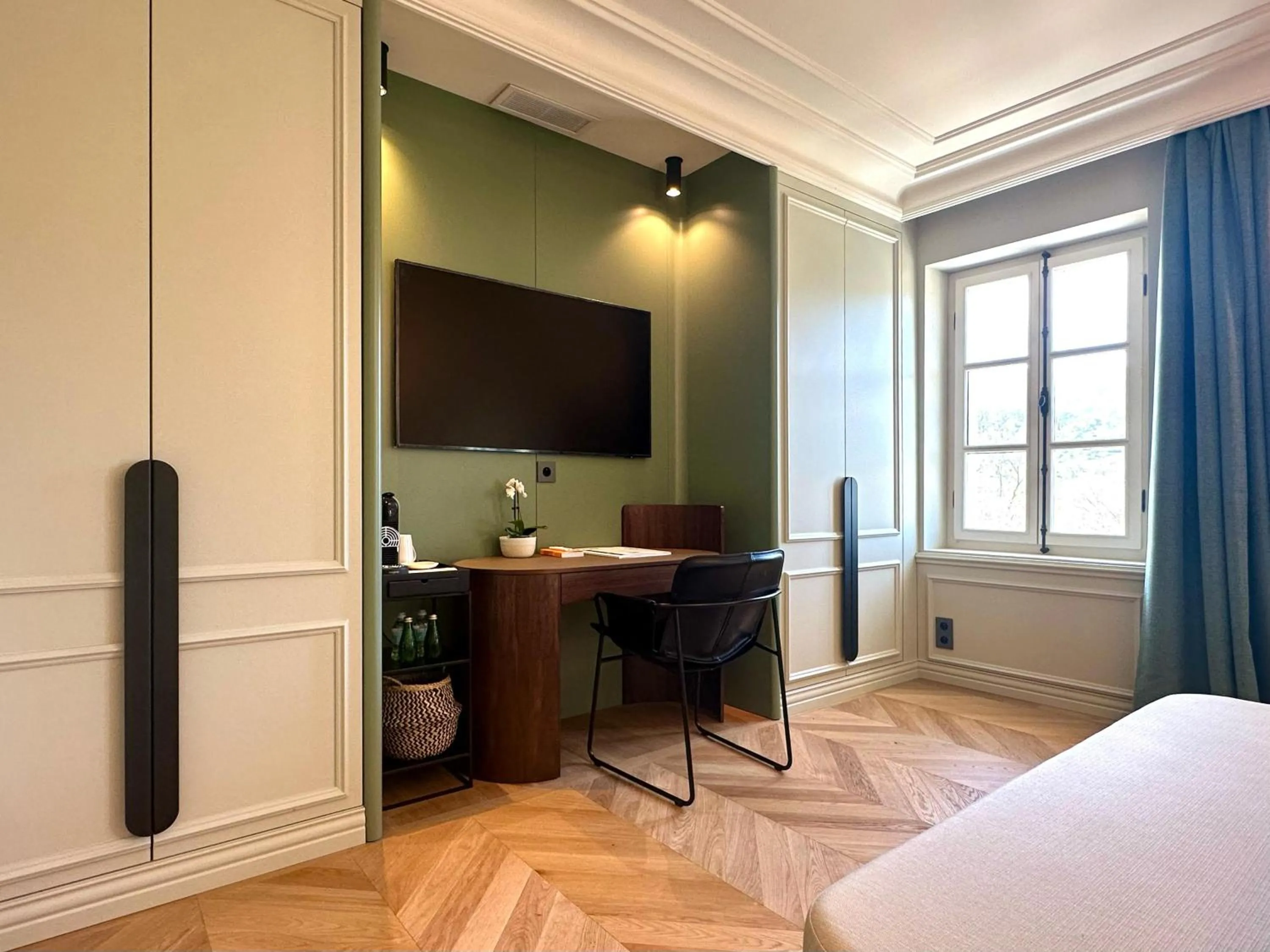 Photo of the whole room, Bed in Chateau Pimo