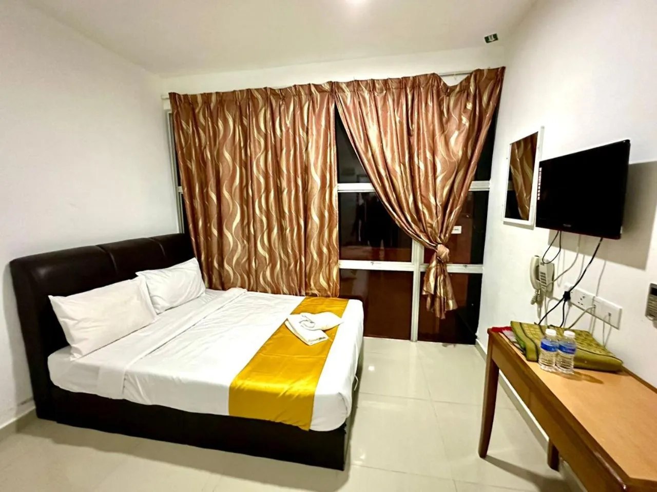 Photo of the whole room, Bed in Adiff Palace KLIA