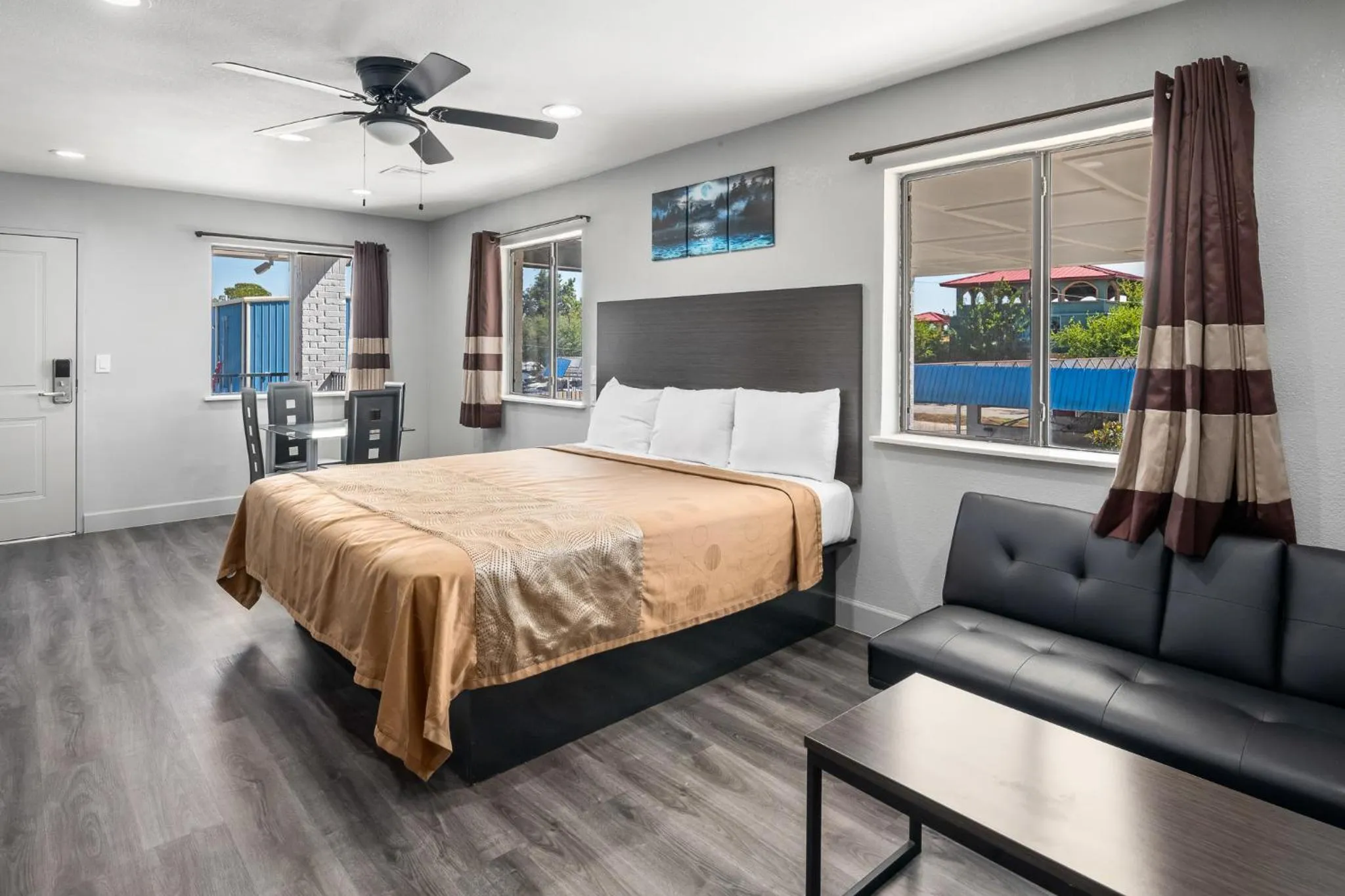 Bed in Moonlight Inn - Houston I-45 & Airline