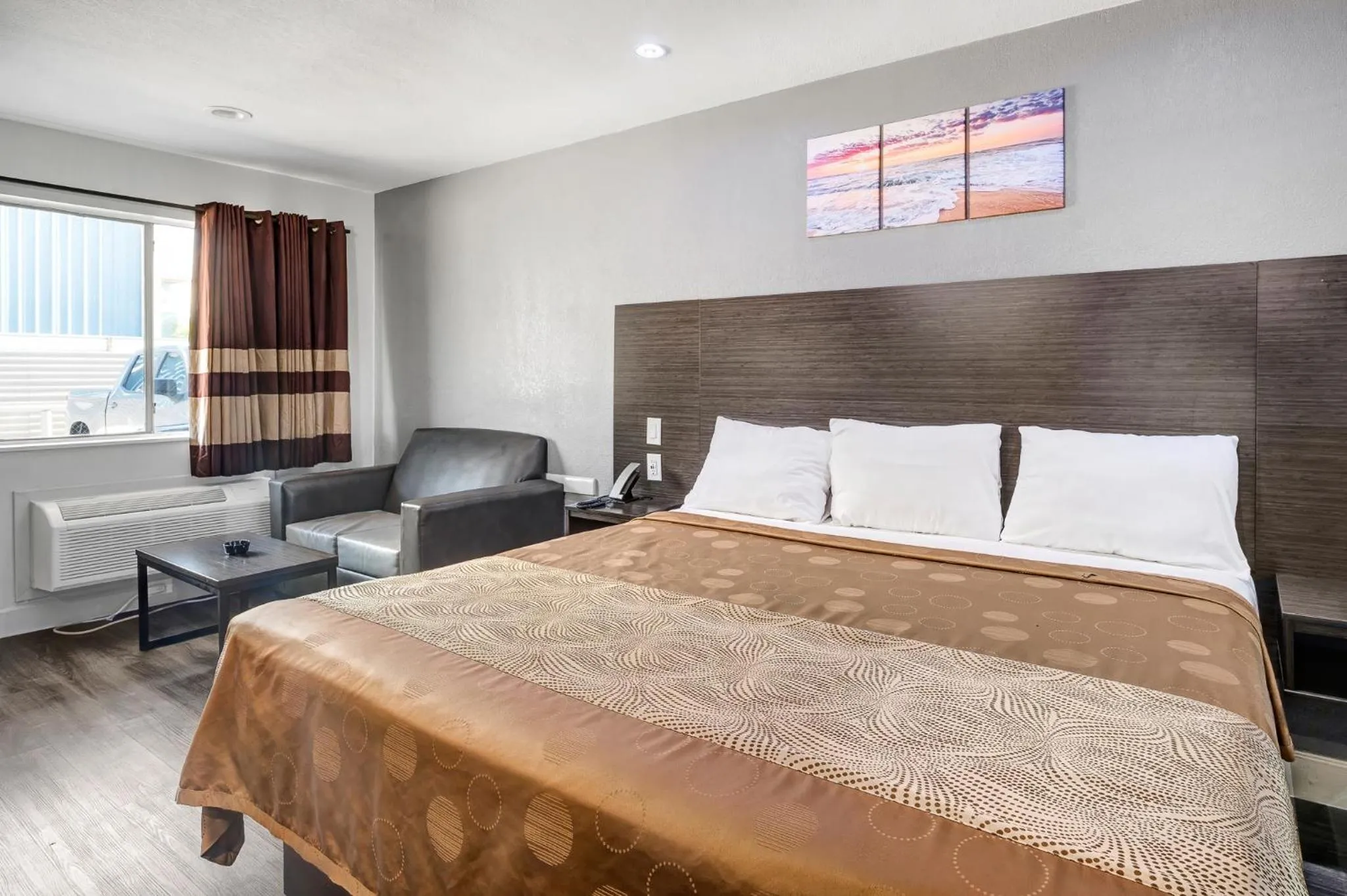 Bed in Moonlight Inn - Houston I-45 & Airline