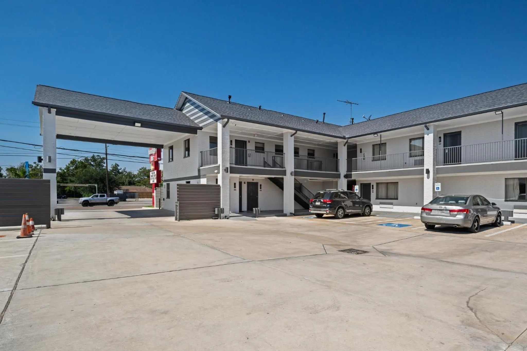 Property building in Moonlight Inn - Houston I-45 & Airline