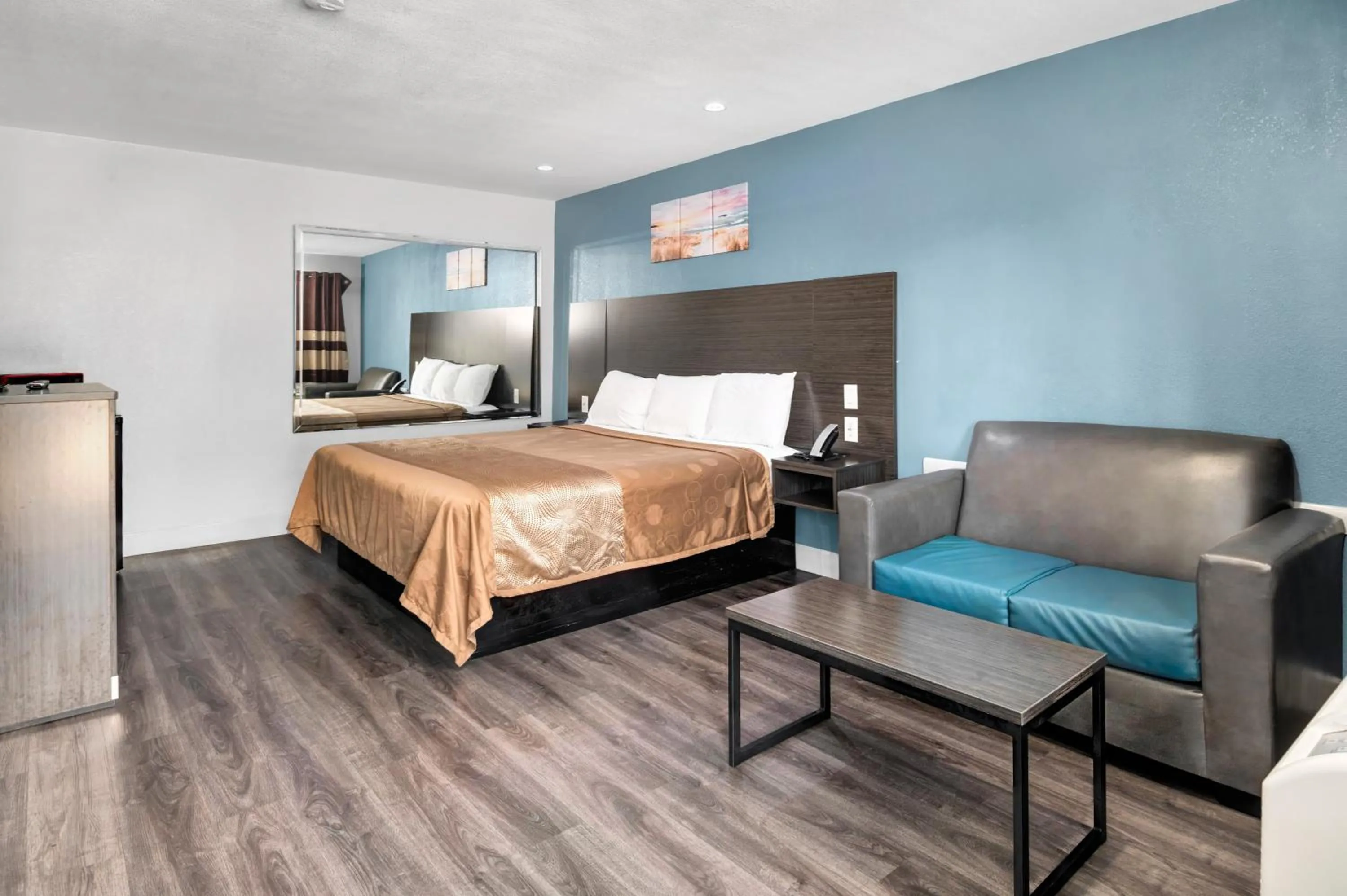 Bed in Moonlight Inn - Houston I-45 & Airline