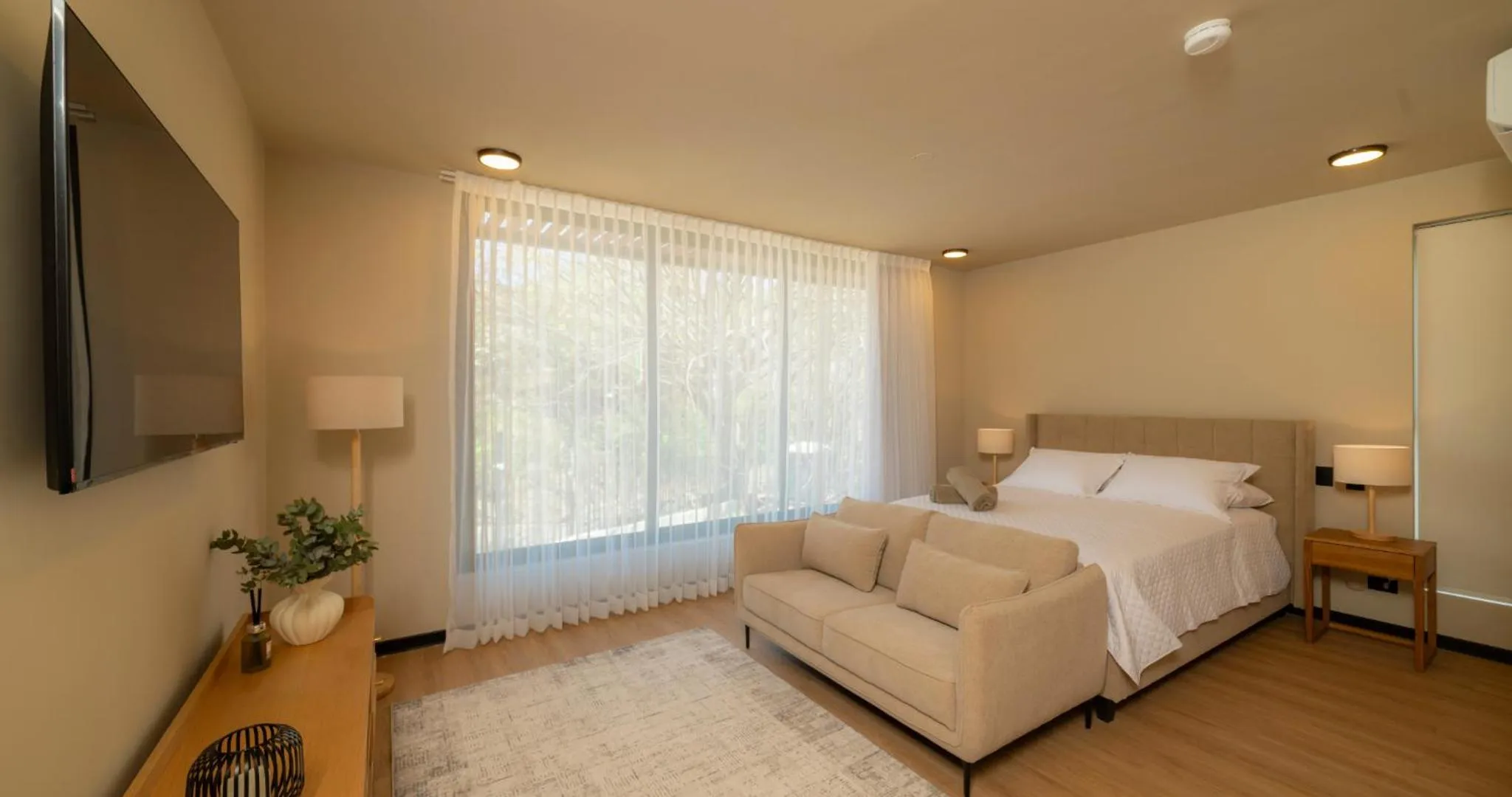 Communal lounge/ TV room, Bed in BEE Suites San José - Santa Ana