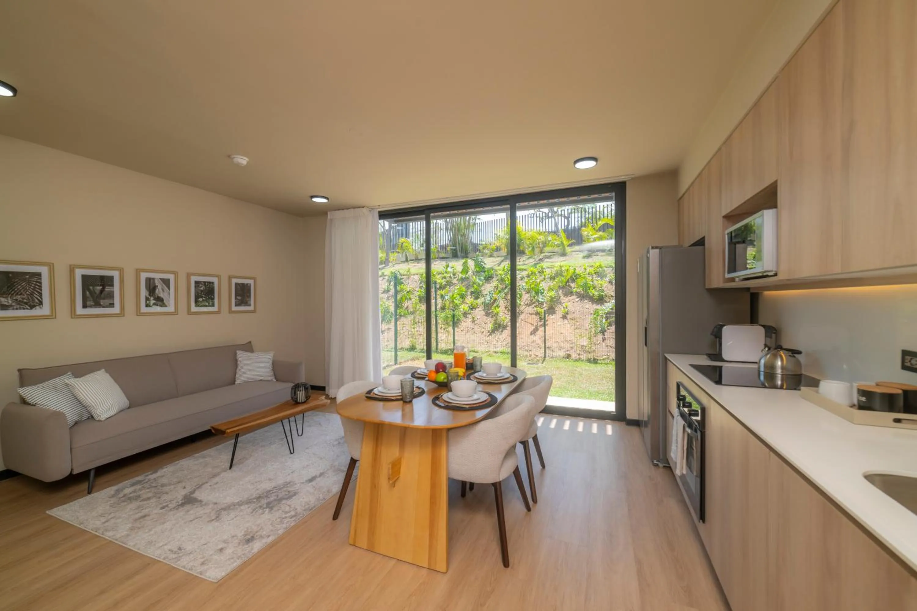 Kitchen or kitchenette in BEE Suites San José - Santa Ana