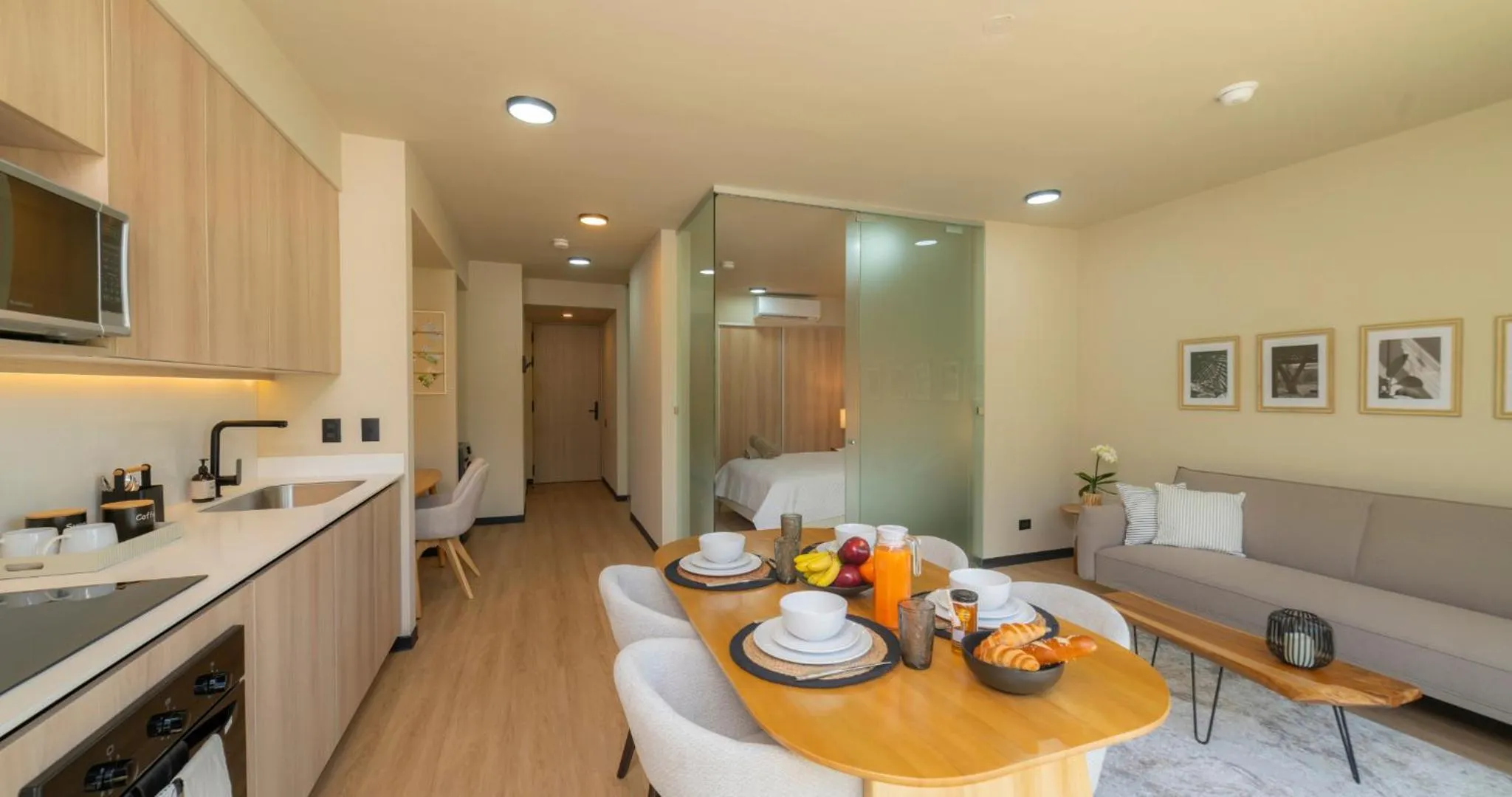 Kitchen or kitchenette in BEE Suites San José - Santa Ana