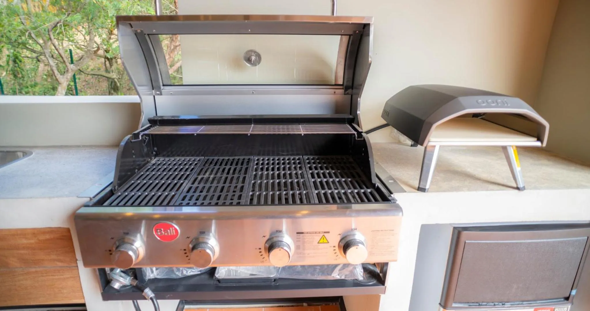 BBQ facilities in BEE Suites San José - Santa Ana