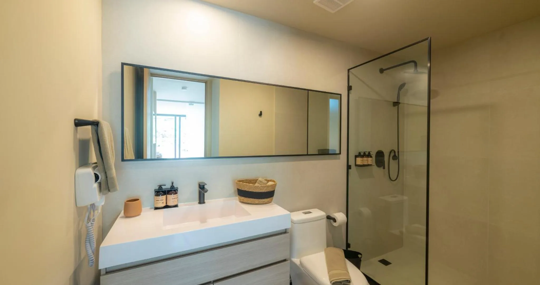 Shower in BEE Suites San José - Santa Ana