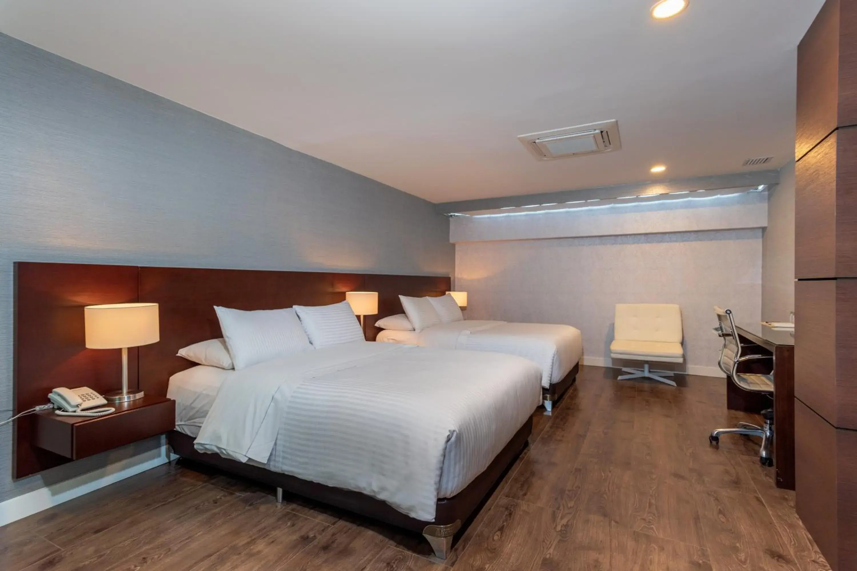 Deluxe Twin Room in Hotel Santa Barbara Boutique Deluxe Twin Room in Hotel Santa Barbara Boutique