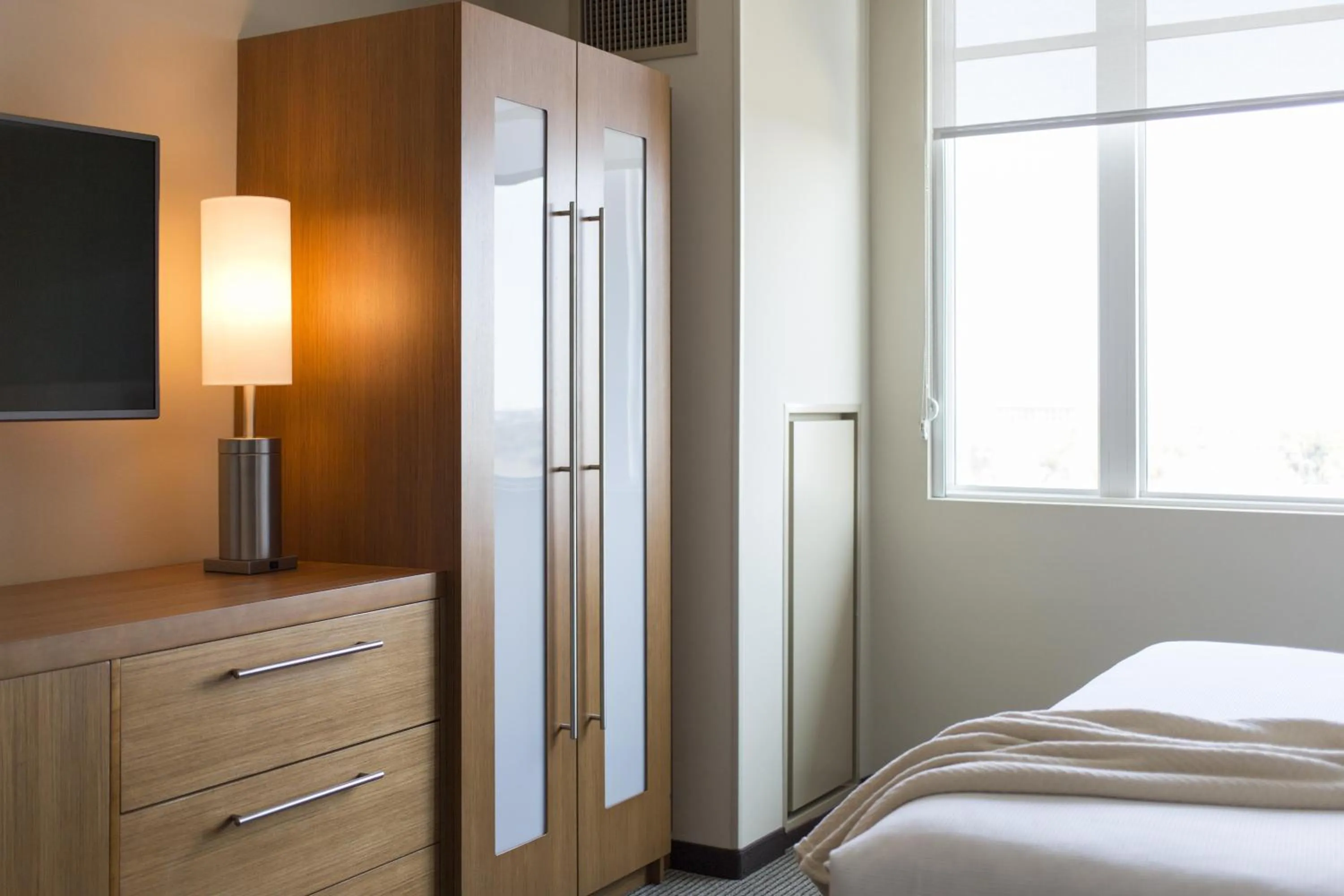 Bedroom, Bed in Hyatt Place Charleston - Historic District