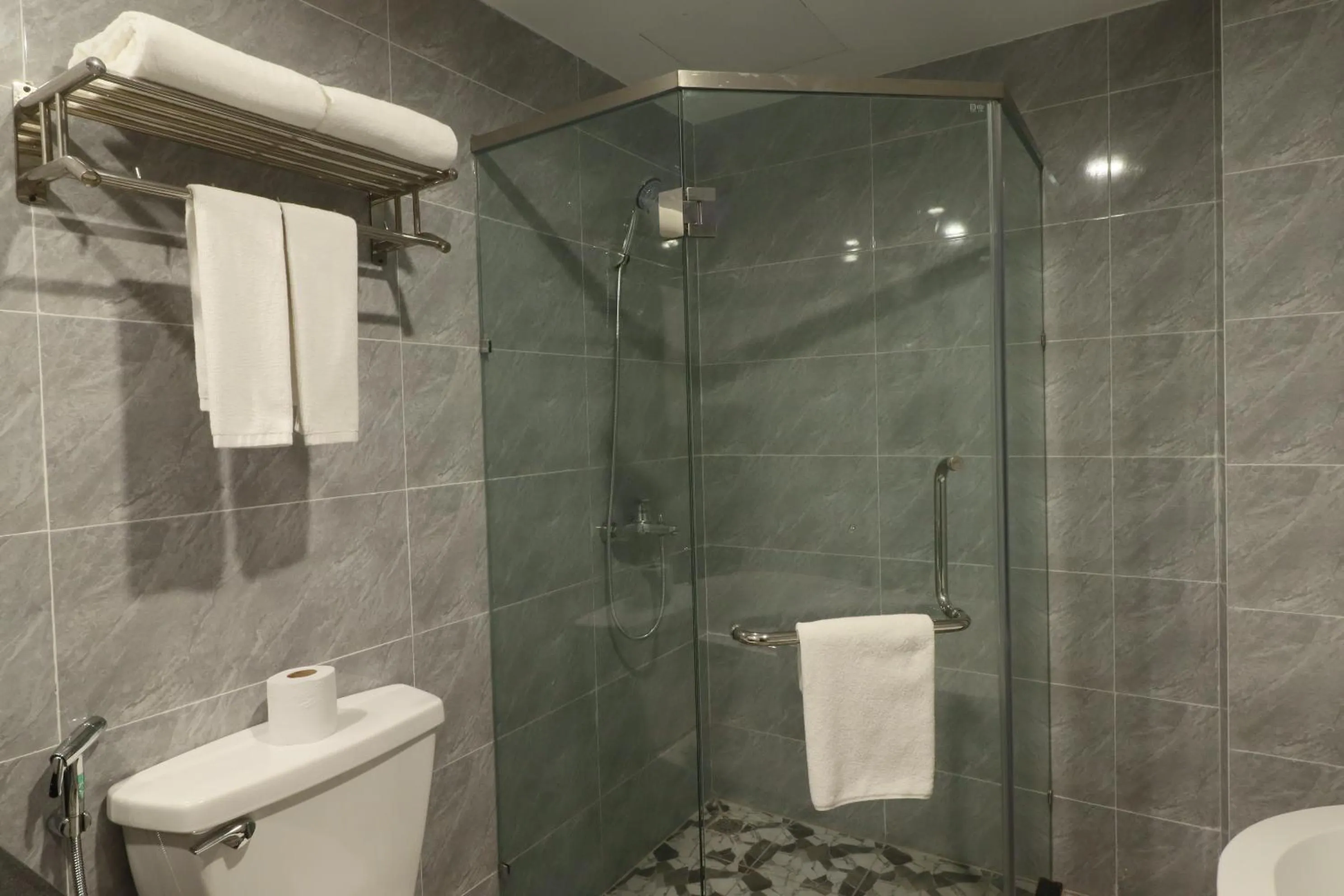 Shower in Mahasakor Inn