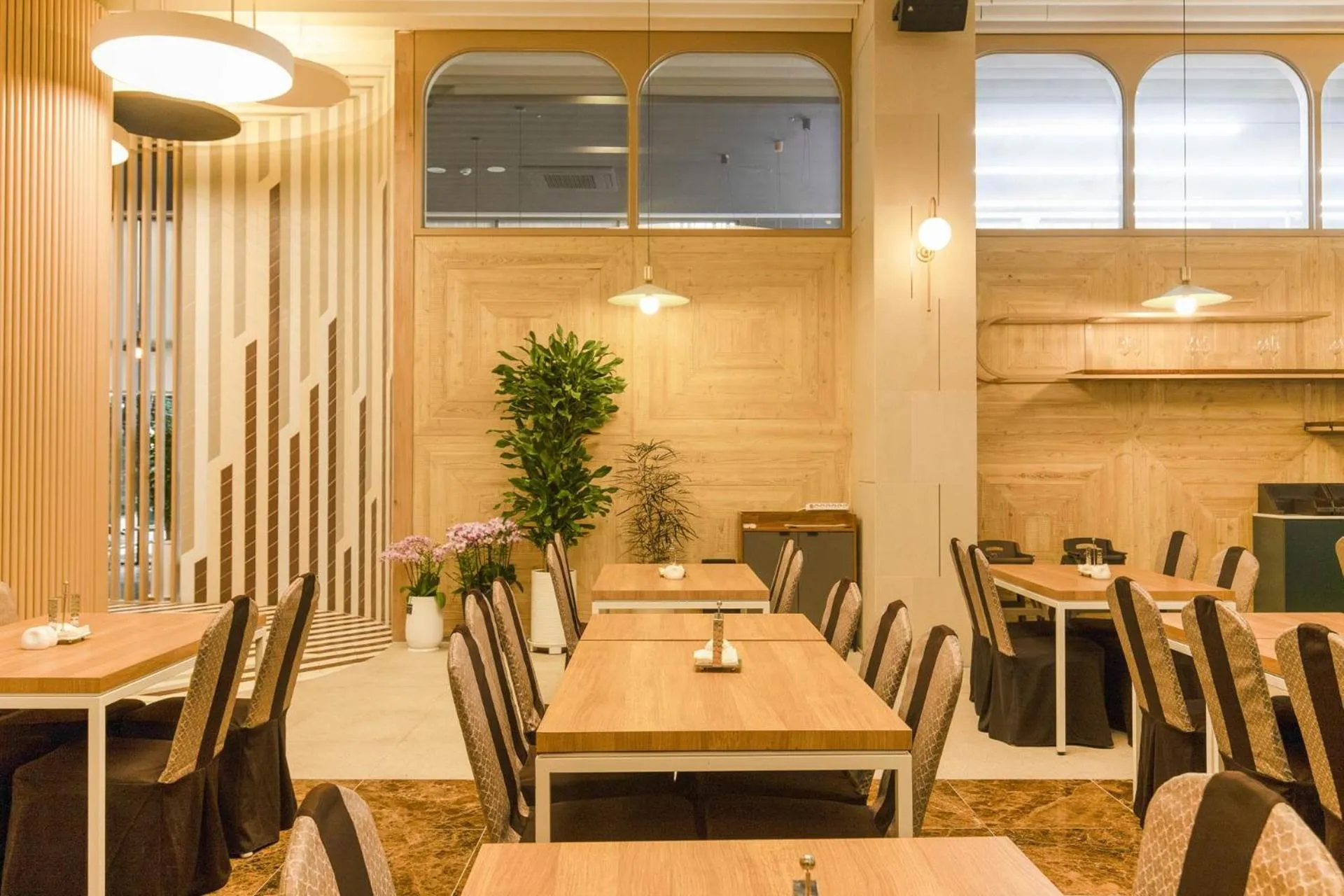 Restaurant/places to eat in Hotel Elora