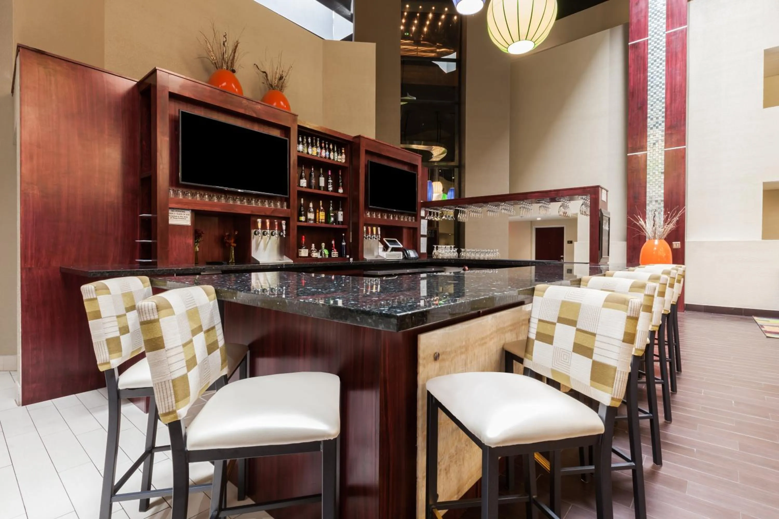 Lounge or bar in Holiday Inn Hotel & Suites Oklahoma City North by IHG