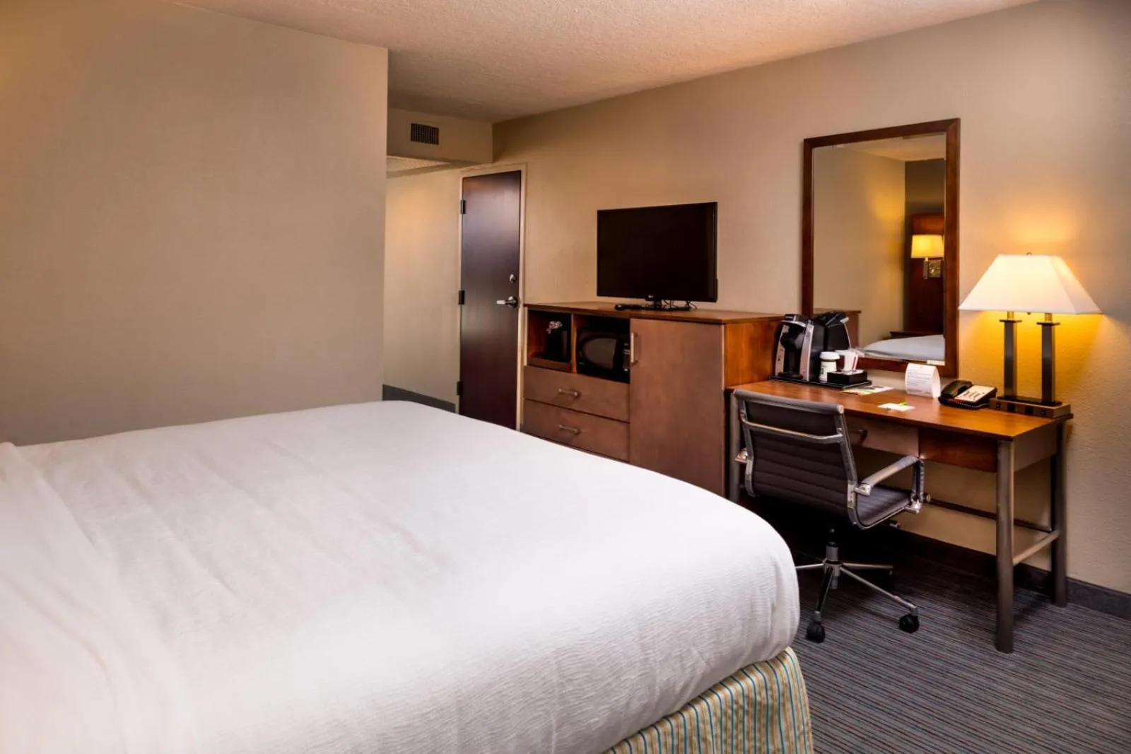 Photo of the whole room, Bed in Holiday Inn Hotel & Suites Oklahoma City North by IHG