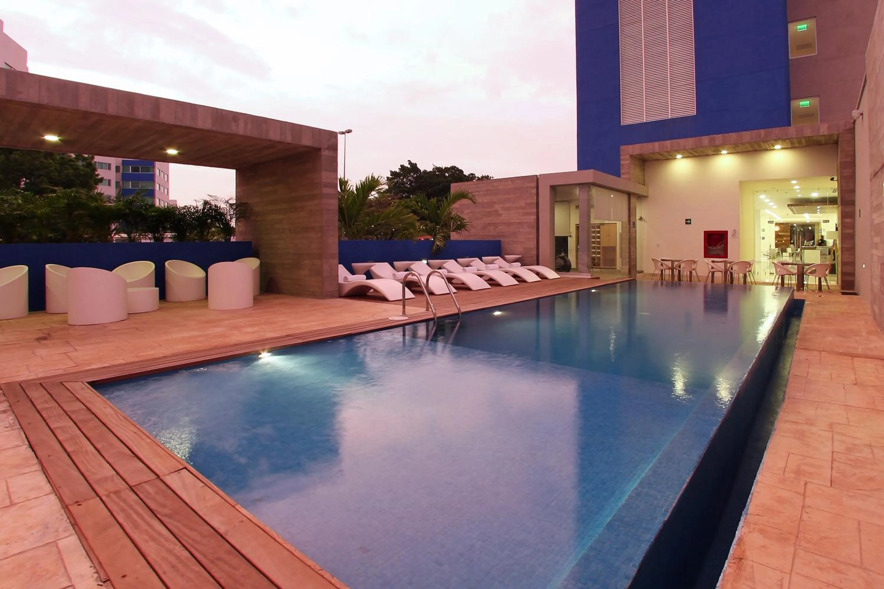 Swimming pool in One Villahermosa 2000