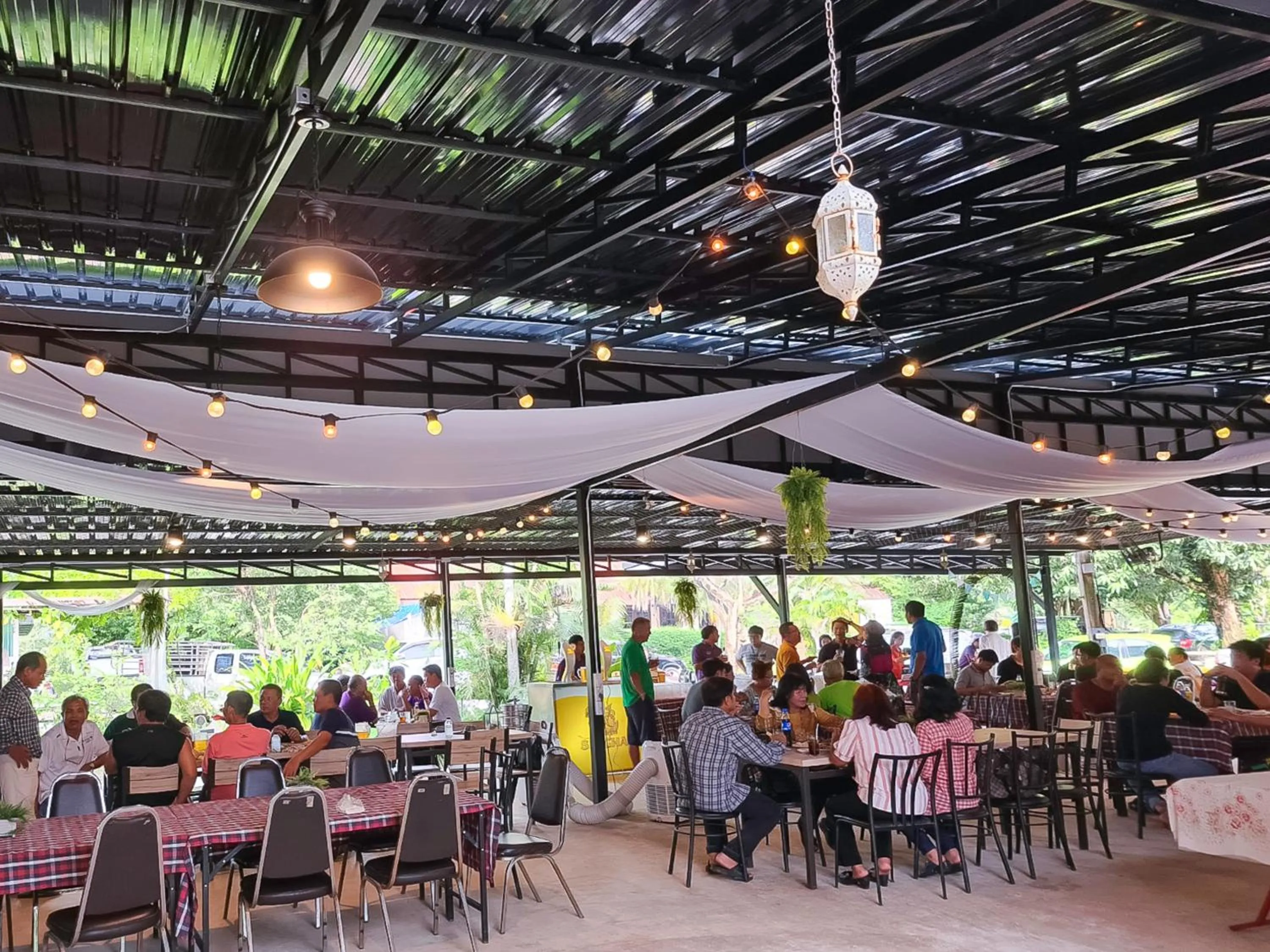 Restaurant/places to eat in Saksupha Resort