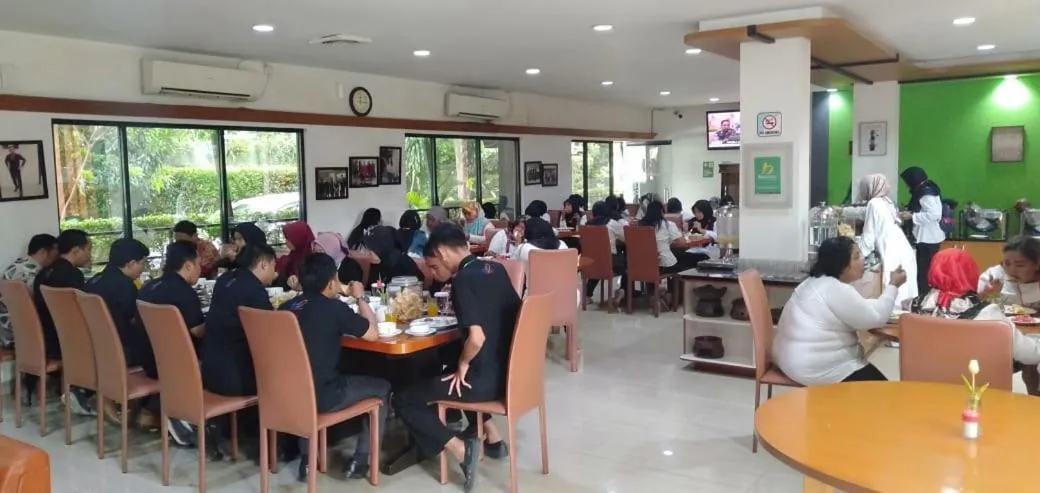 Restaurant/places to eat in Hotel Grand Karawang Indah