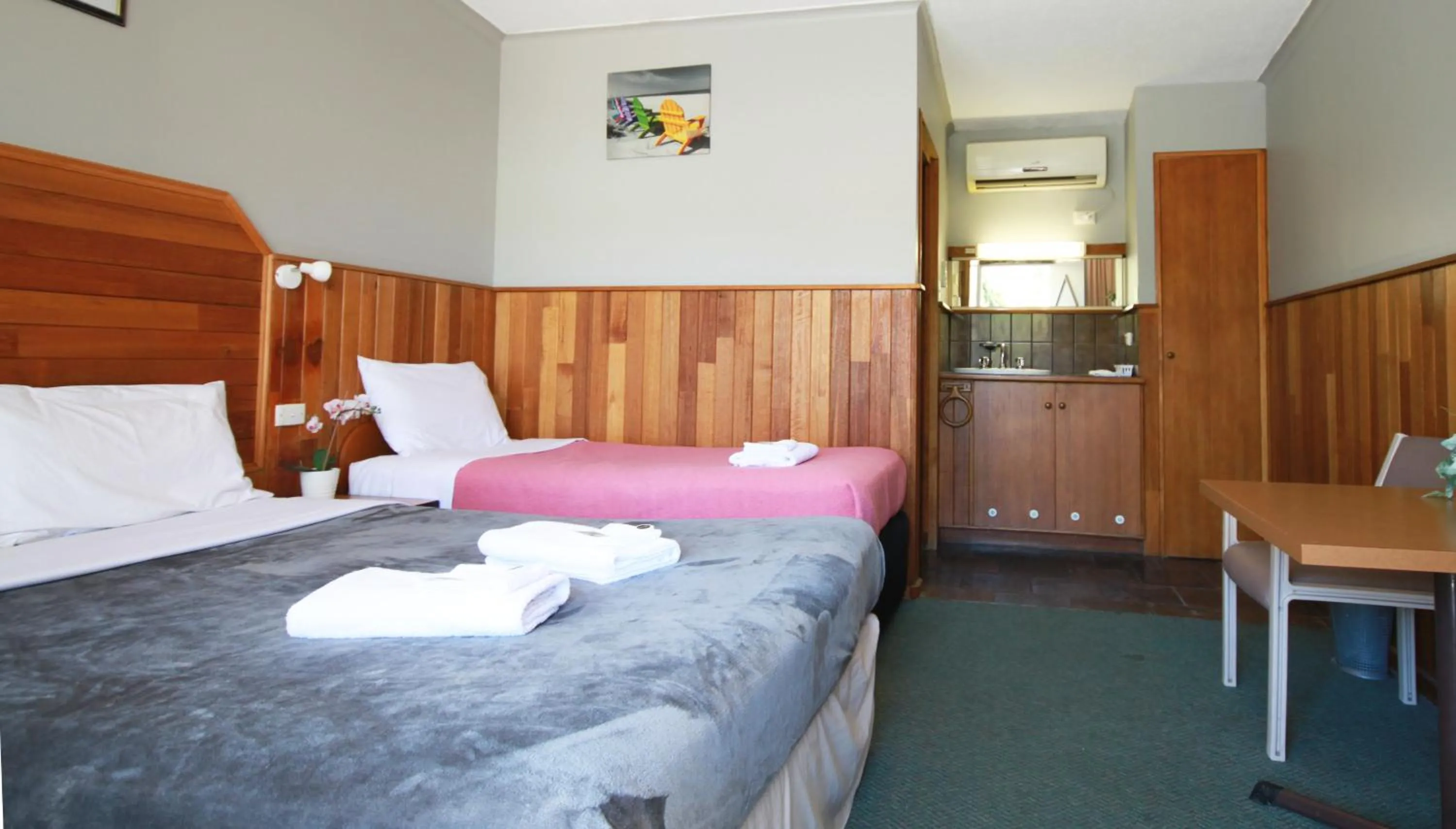 Bed in Pelicans Motel San Remo