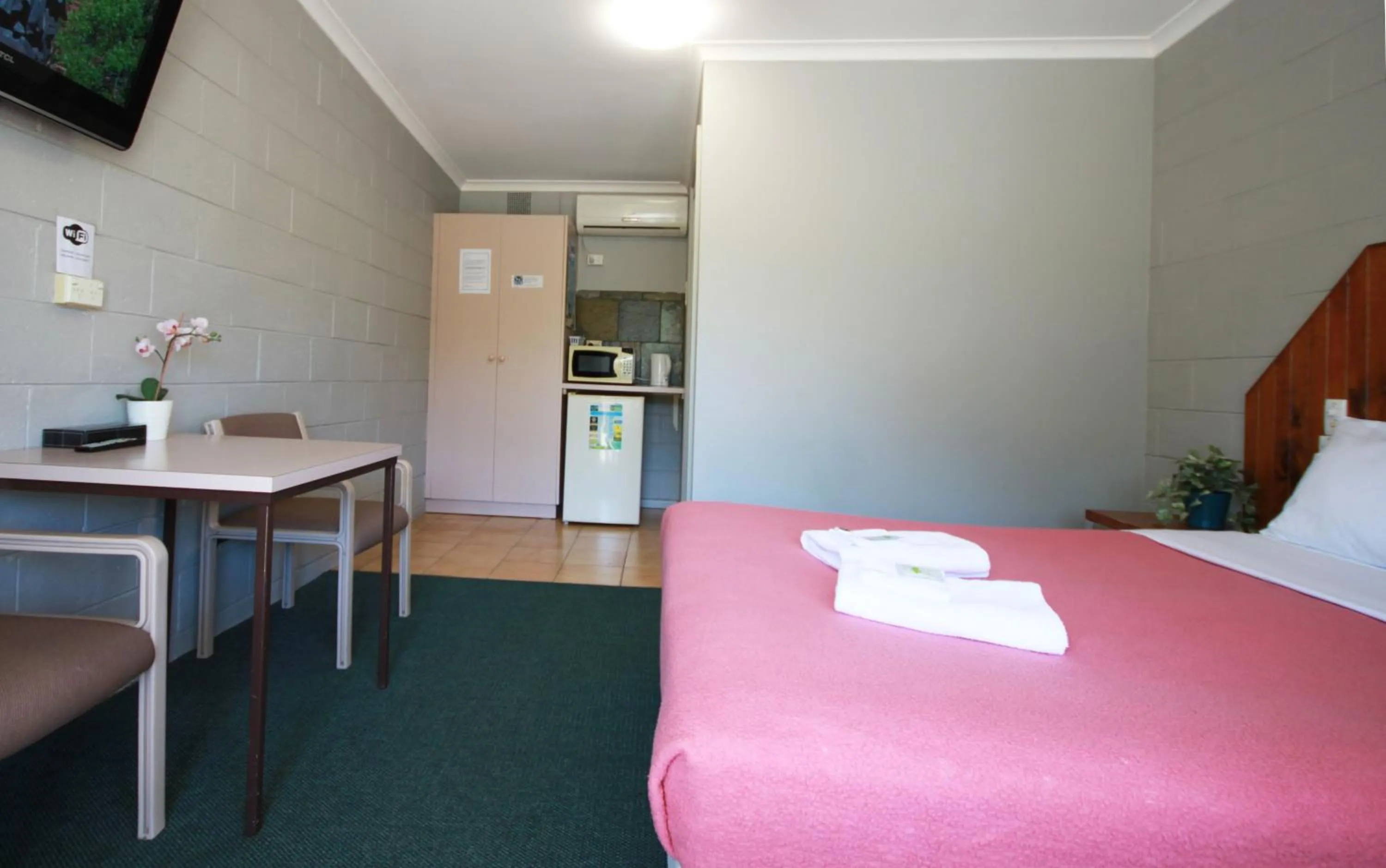 Bed in Pelicans Motel San Remo