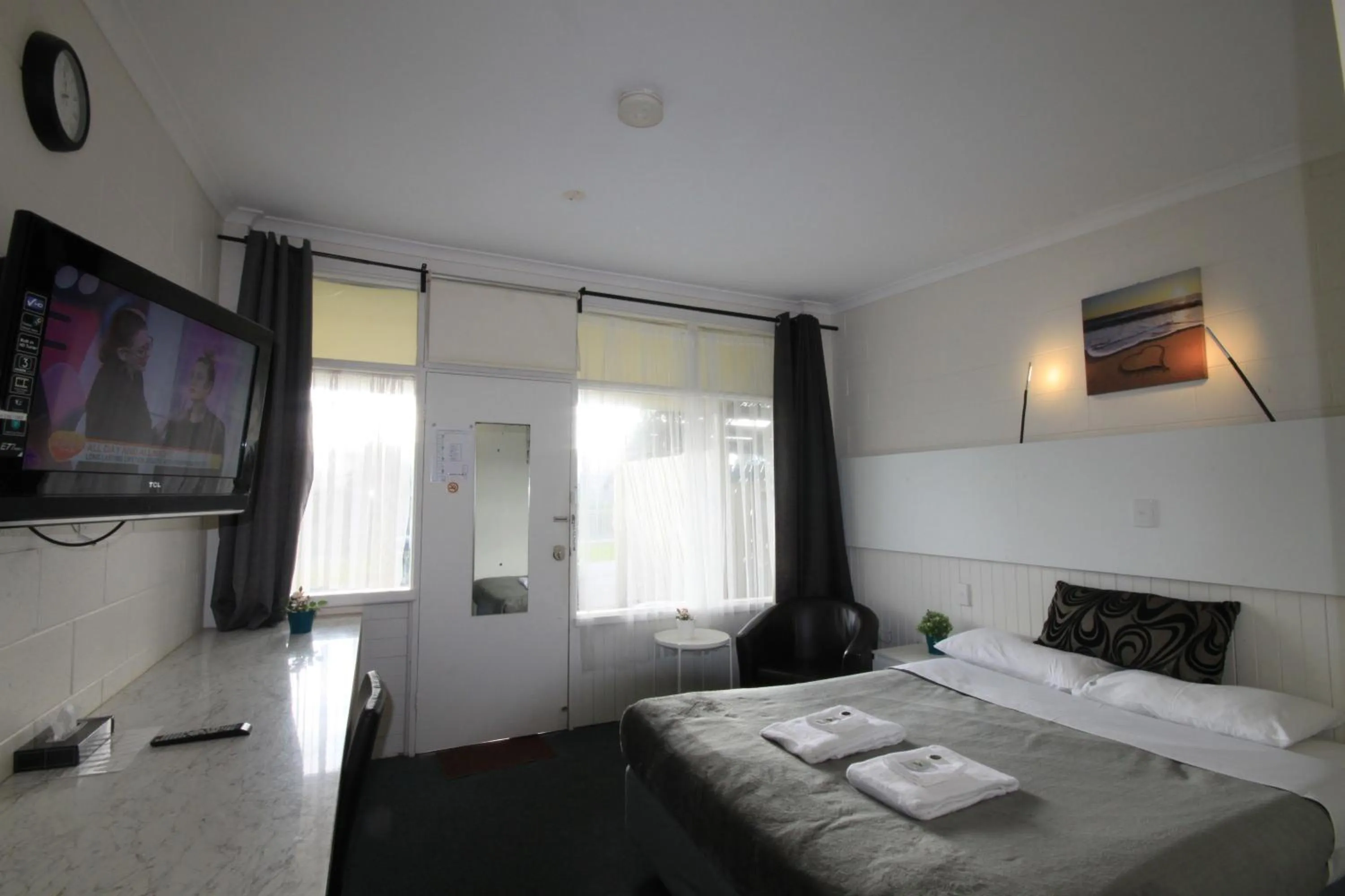 Bed in Pelicans Motel San Remo