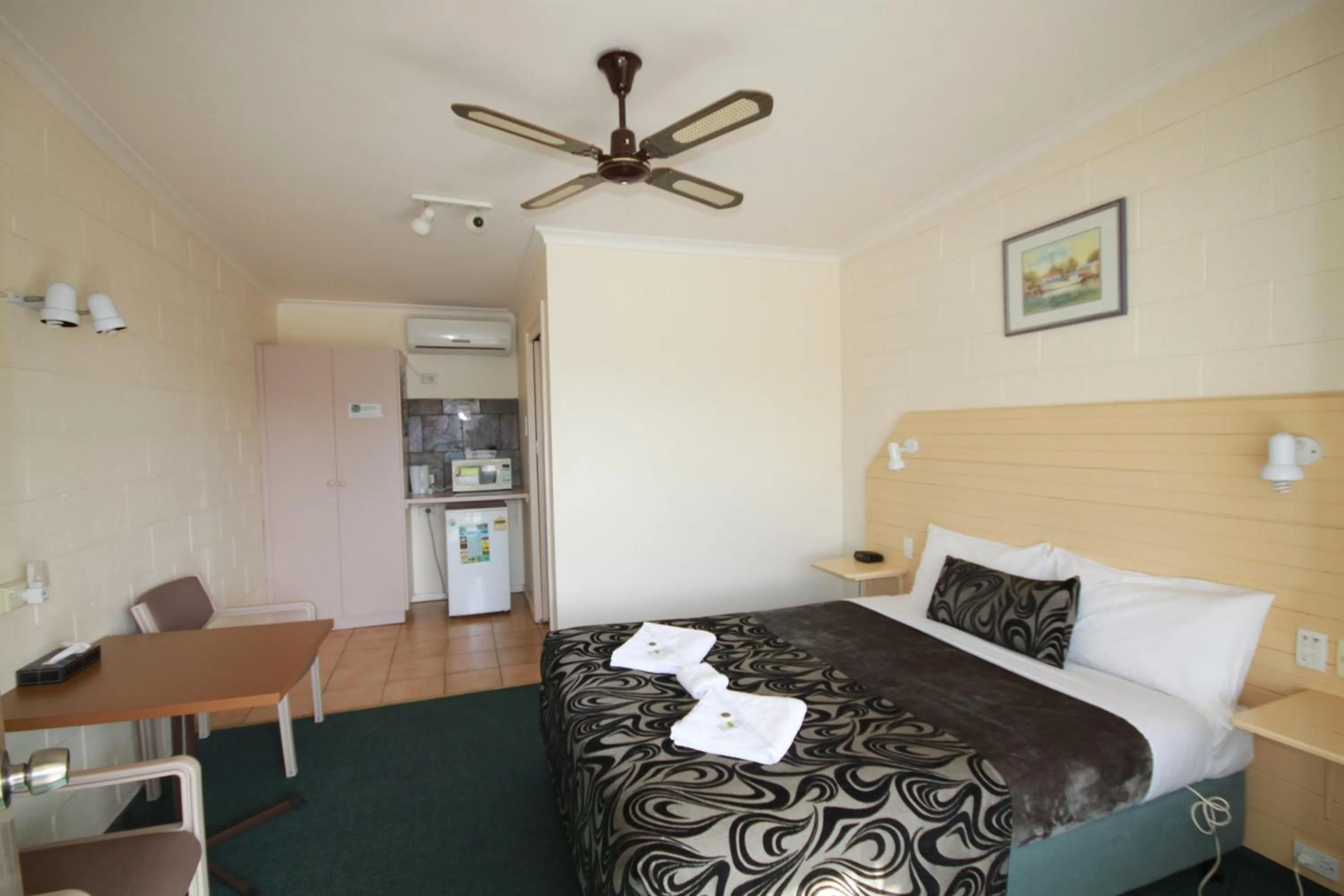 Bed in Pelicans Motel San Remo