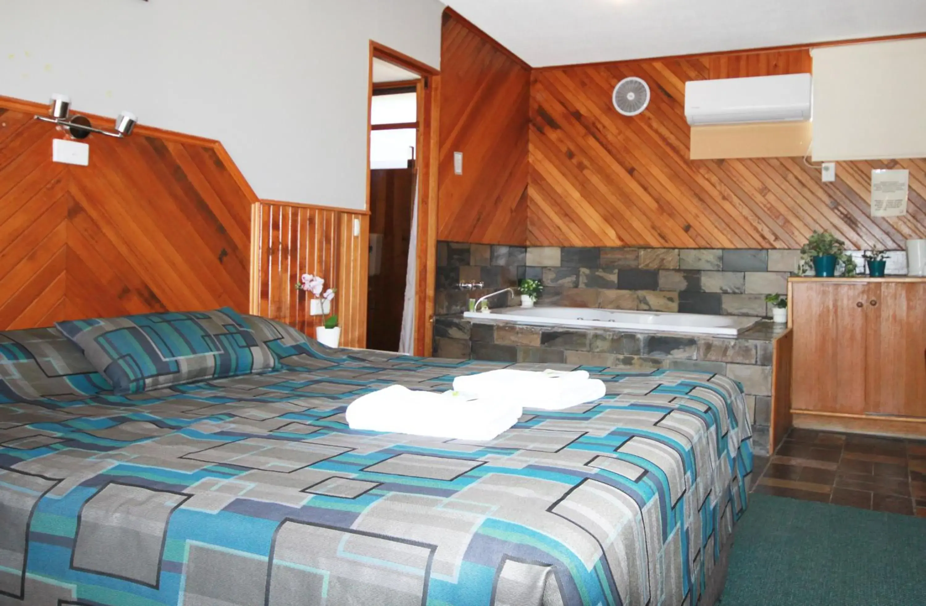 King Room with Spa Bath in Pelicans Motel San Remo King Room with Spa Bath in Pelicans Motel San Remo