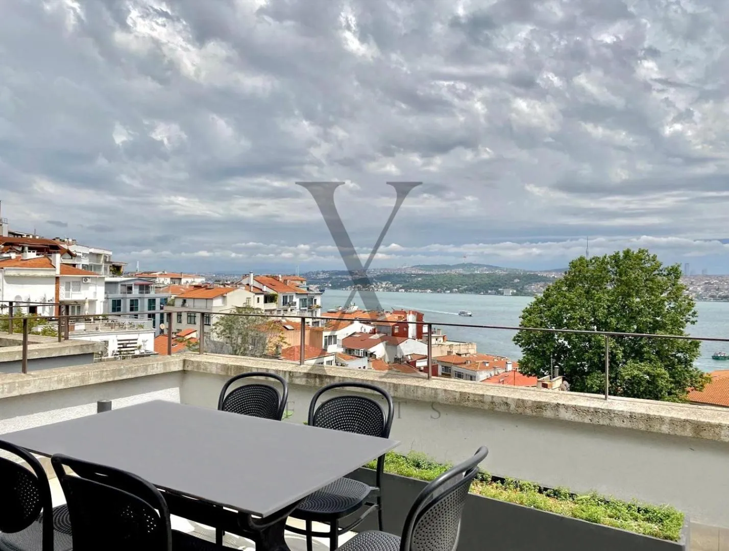 Patio in X Flats Kaiser