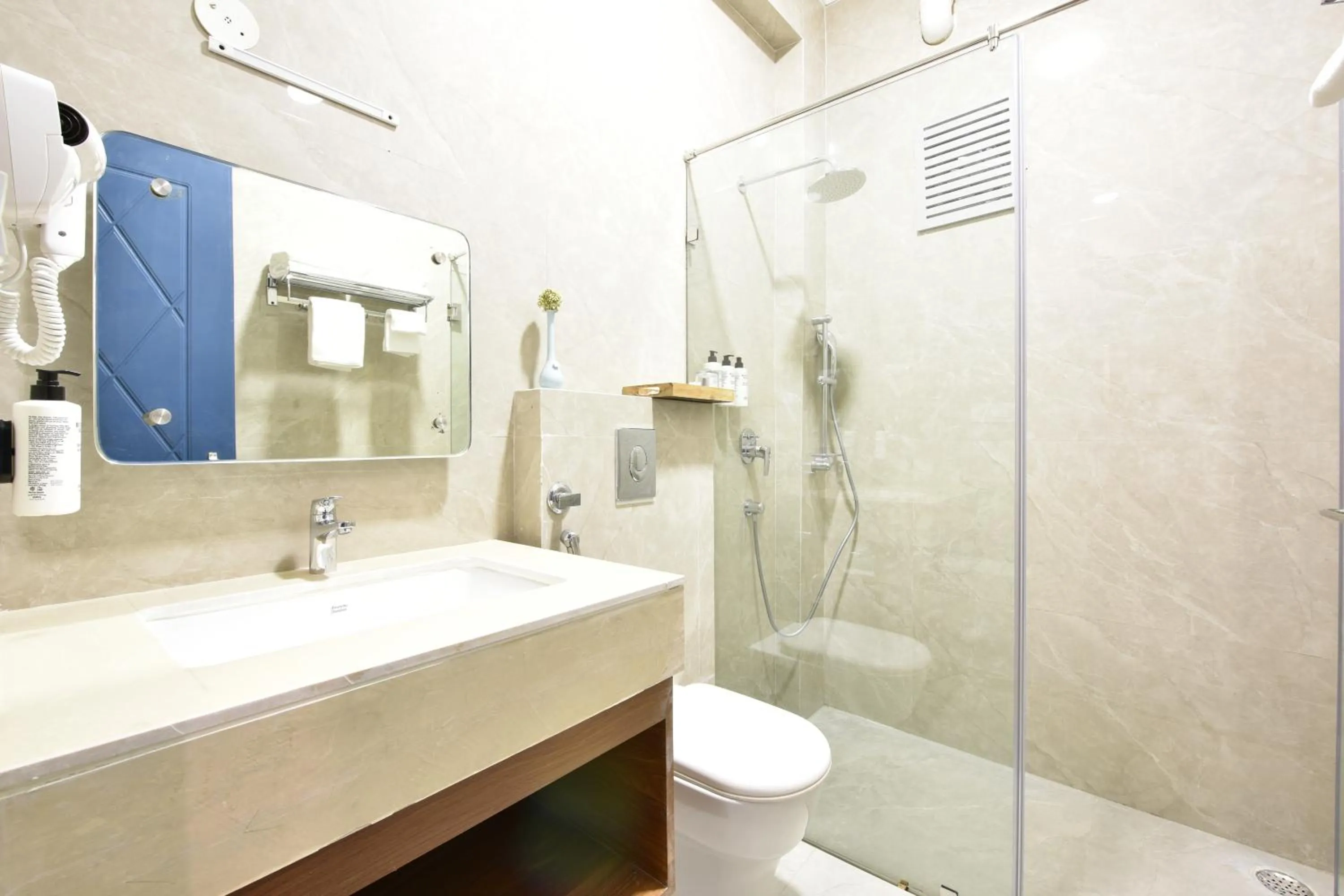 Shower in Tiaraa Lite A Ganges Retreat