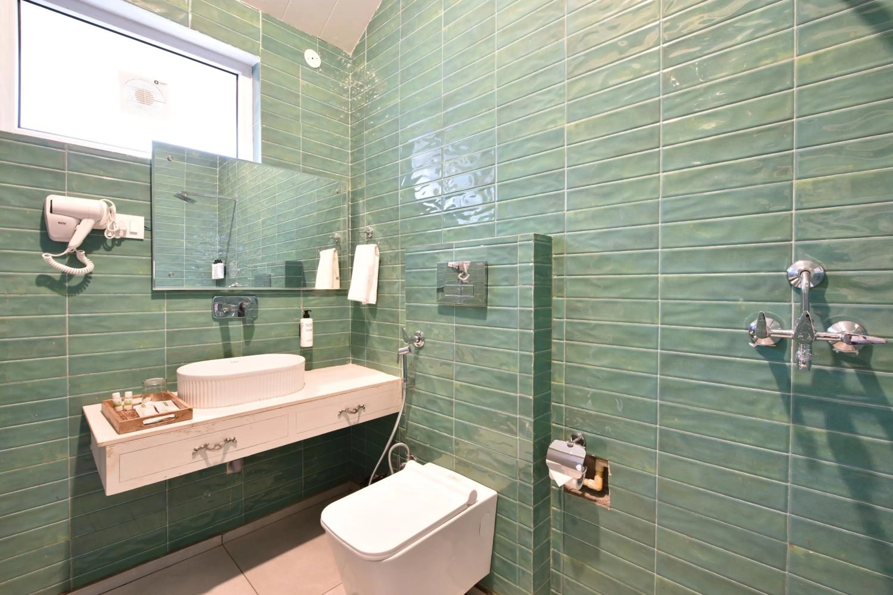 Shower in Tiaraa Lite A Ganges Retreat