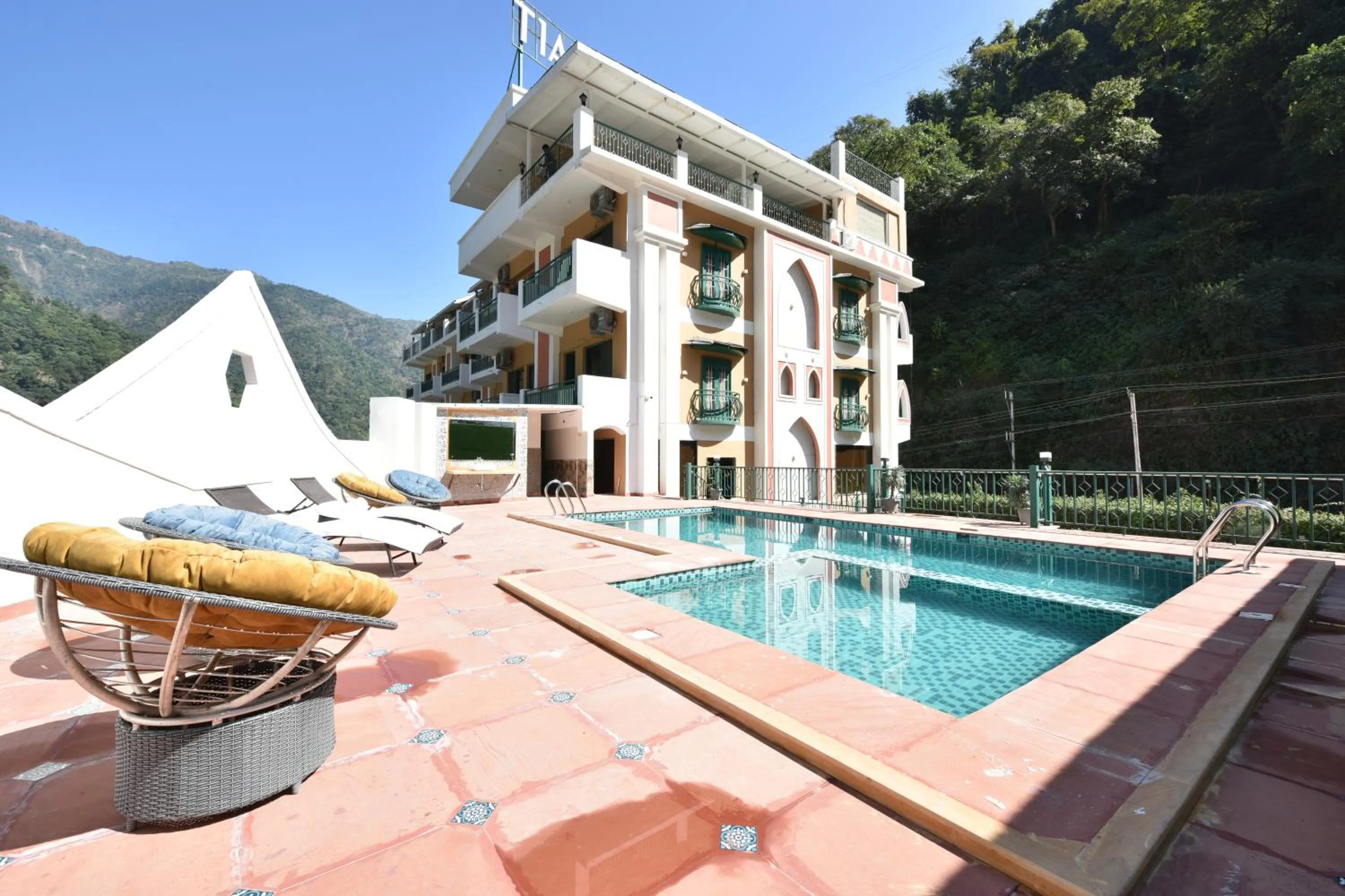 Mountain view in Tiaraa Lite A Ganges Retreat