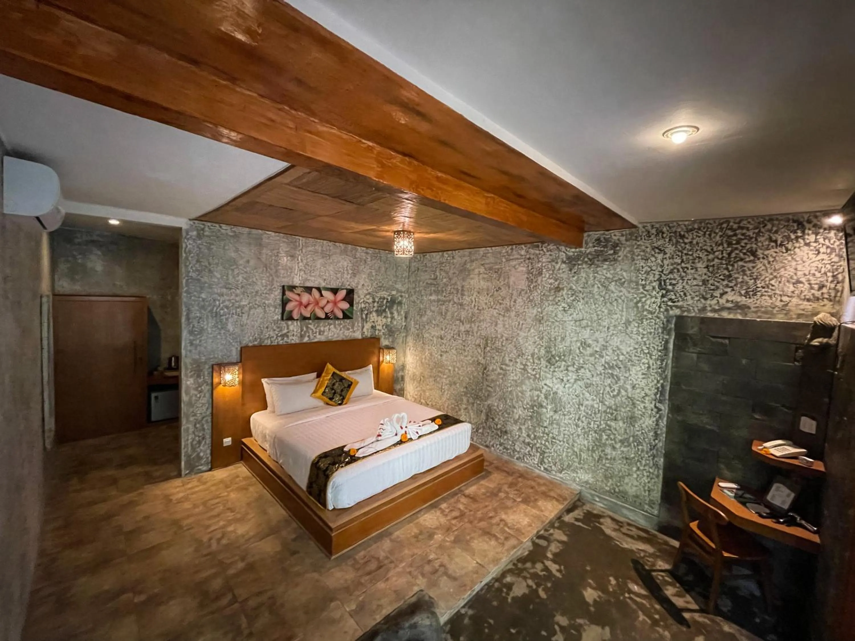 Bed in Senetan Villas and Spa Resort