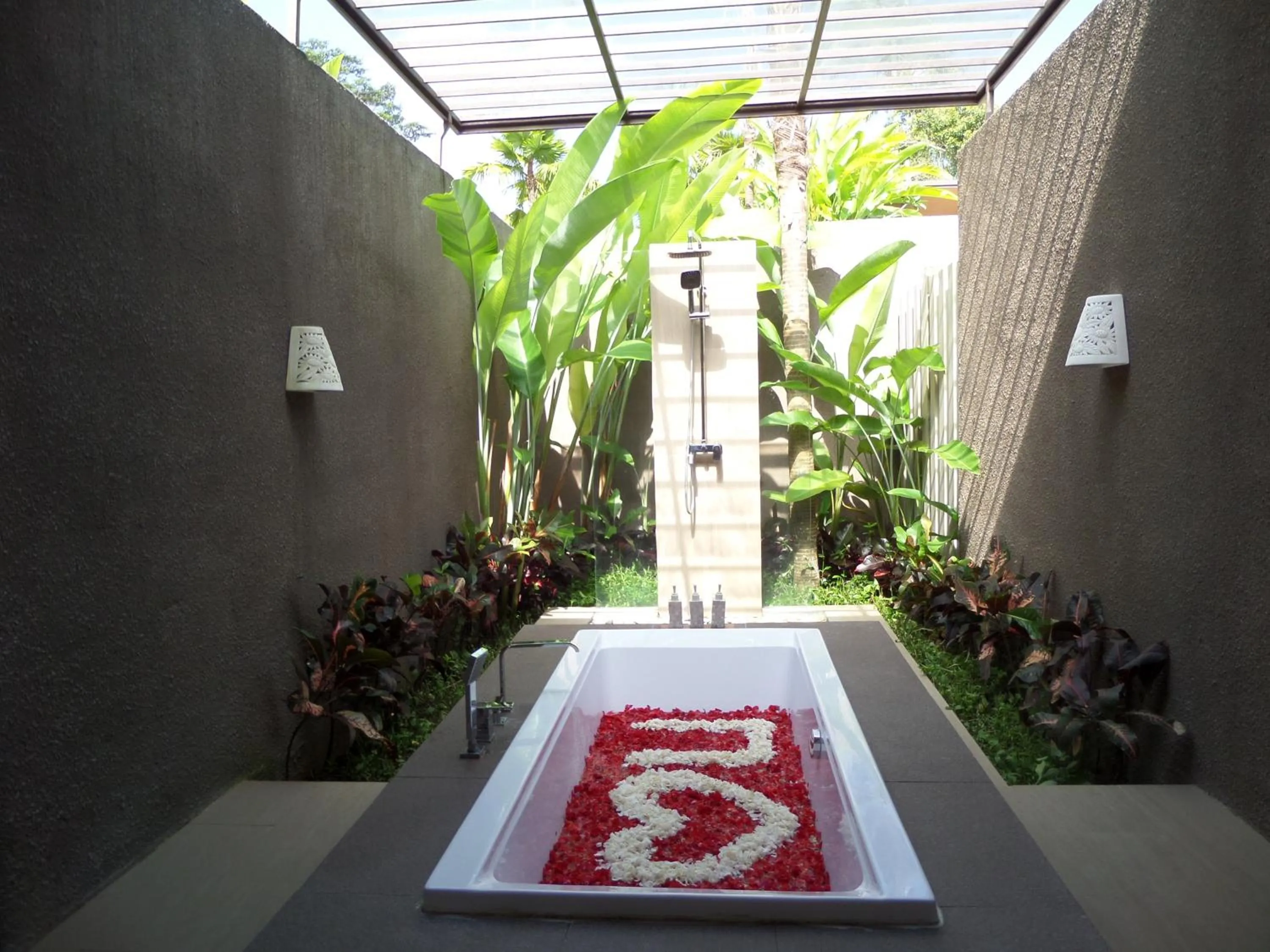 Bathroom in Senetan Villas and Spa Resort