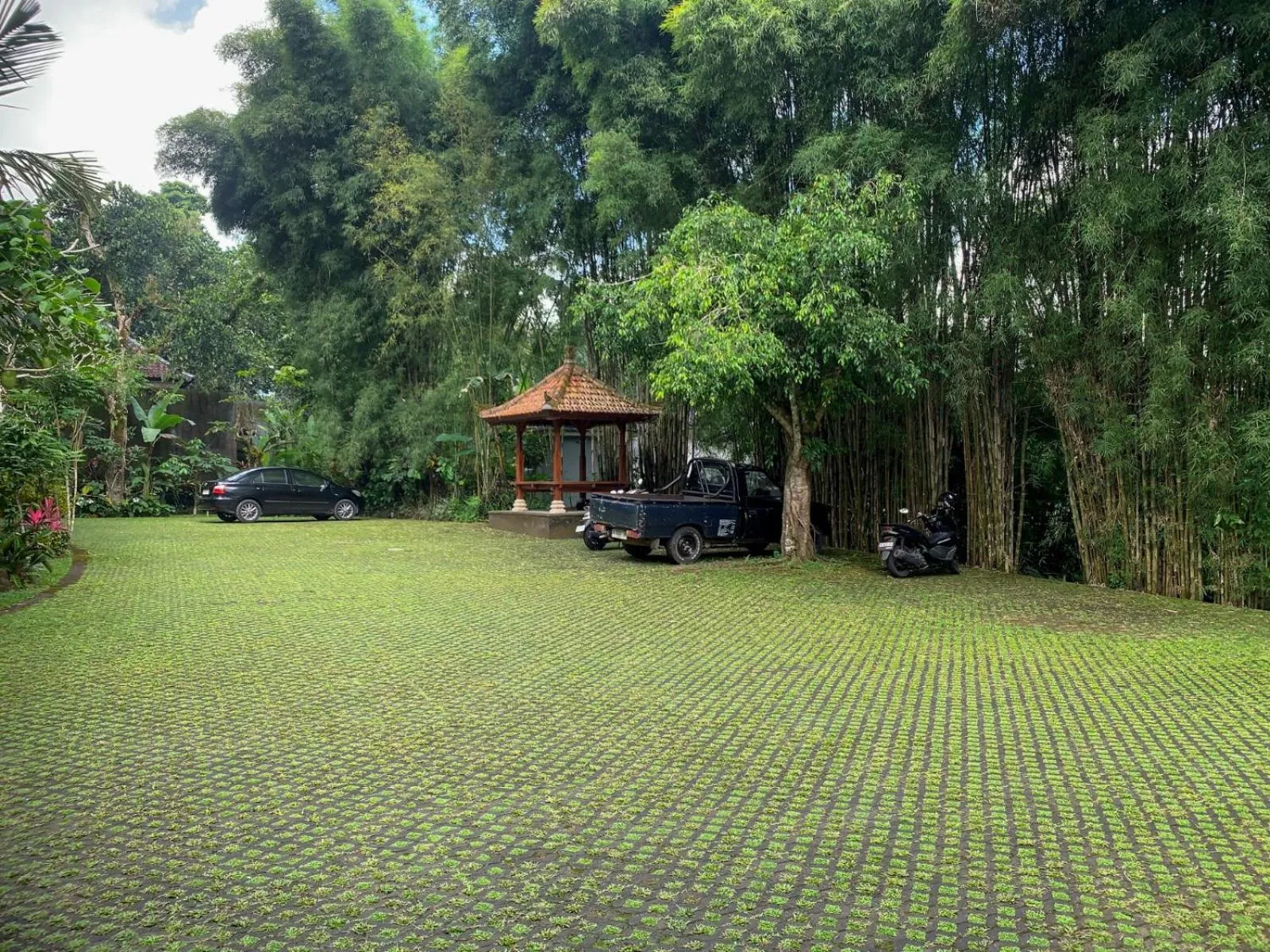 Parking in Senetan Villas and Spa Resort