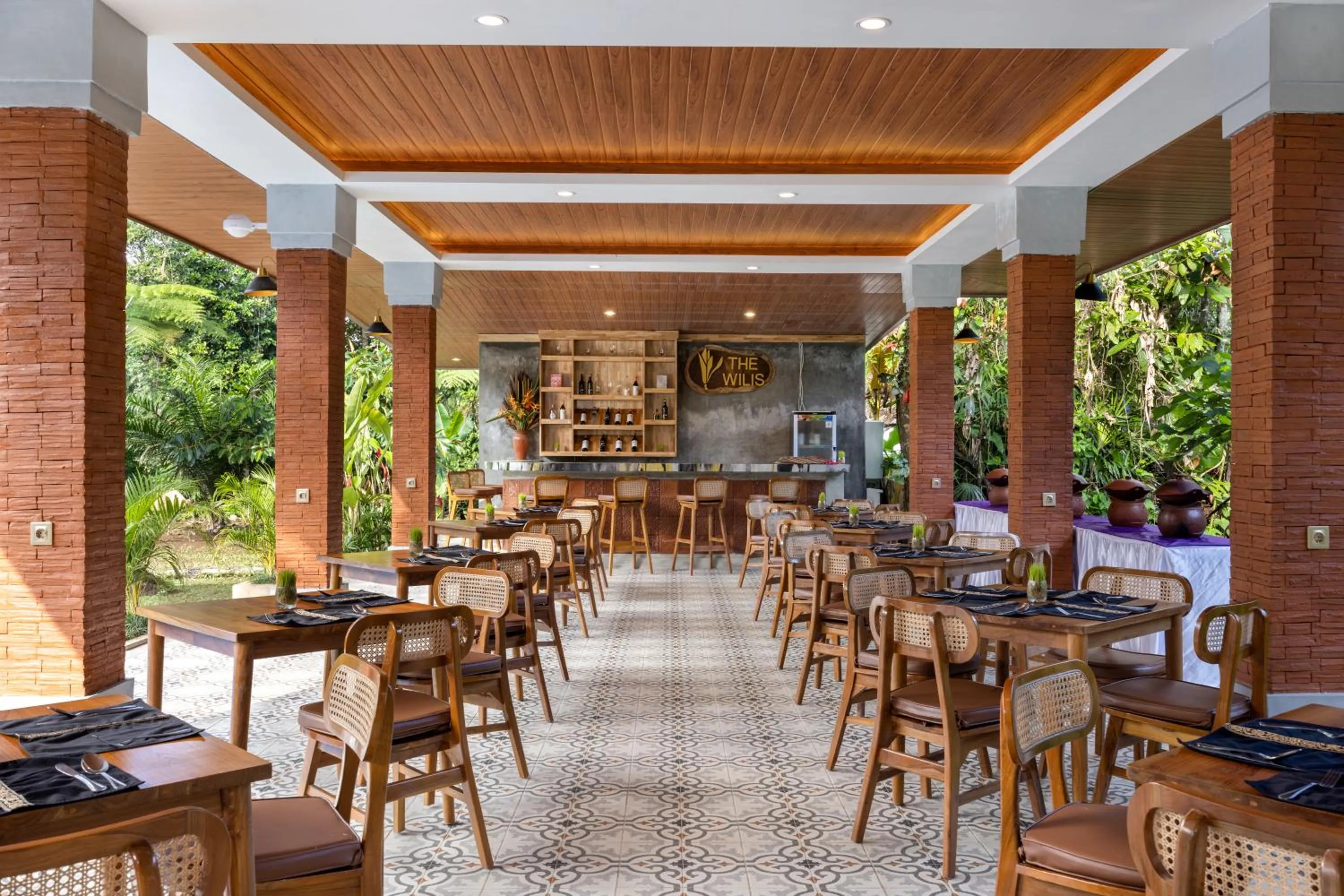 Restaurant/places to eat in Senetan Villas and Spa Resort