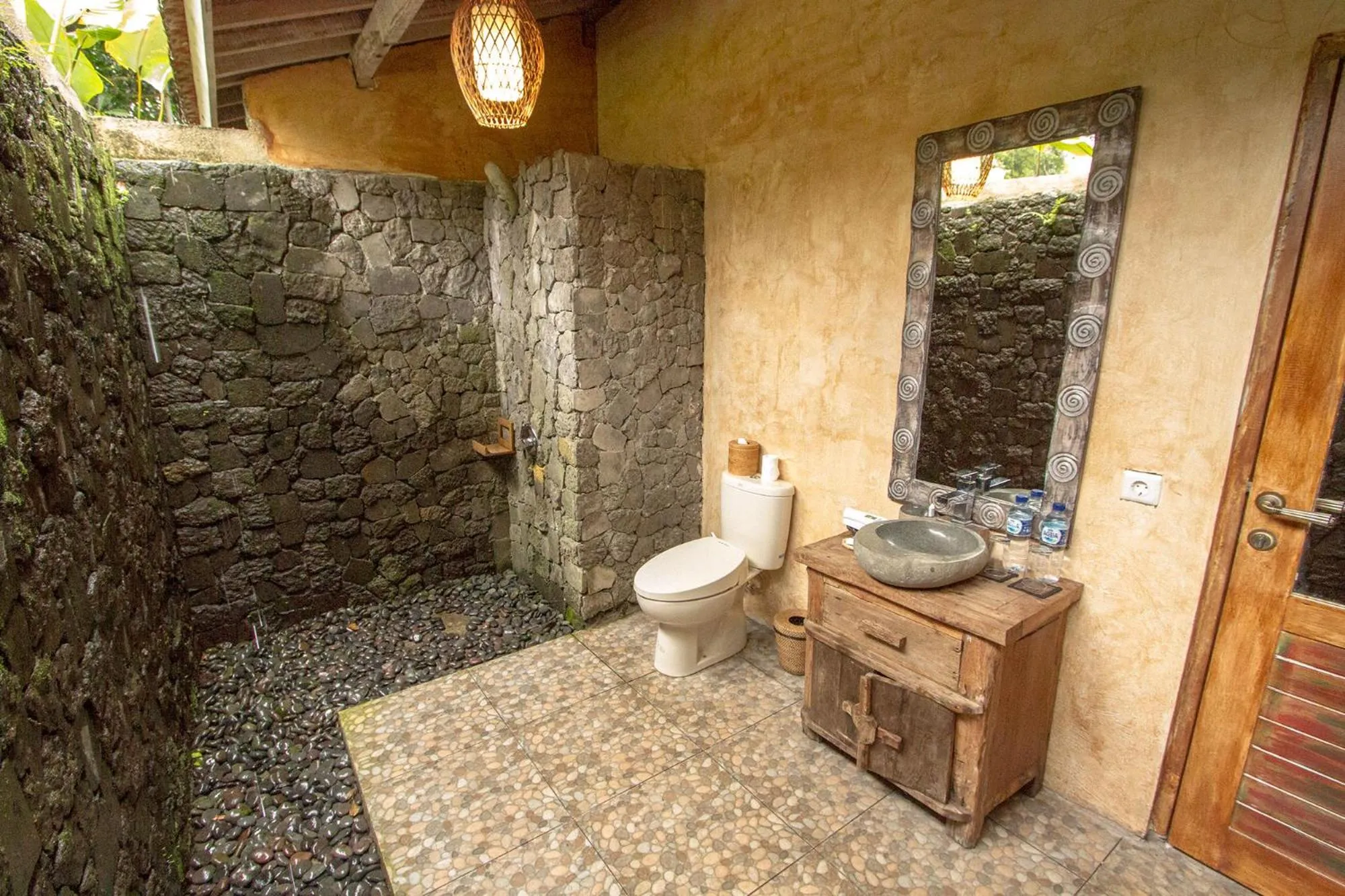 Toilet in Senetan Villas and Spa Resort