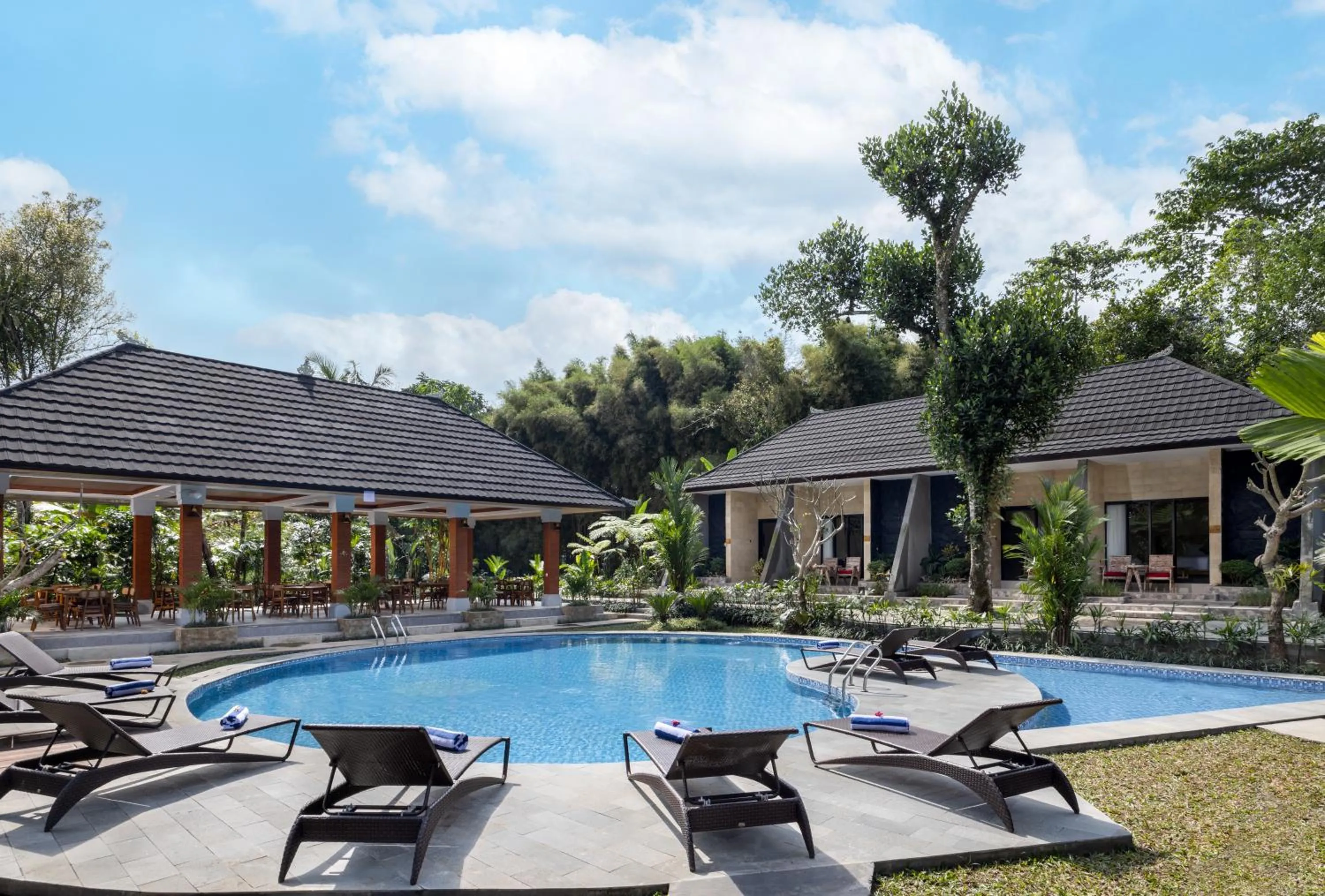 Property building in Senetan Villas and Spa Resort