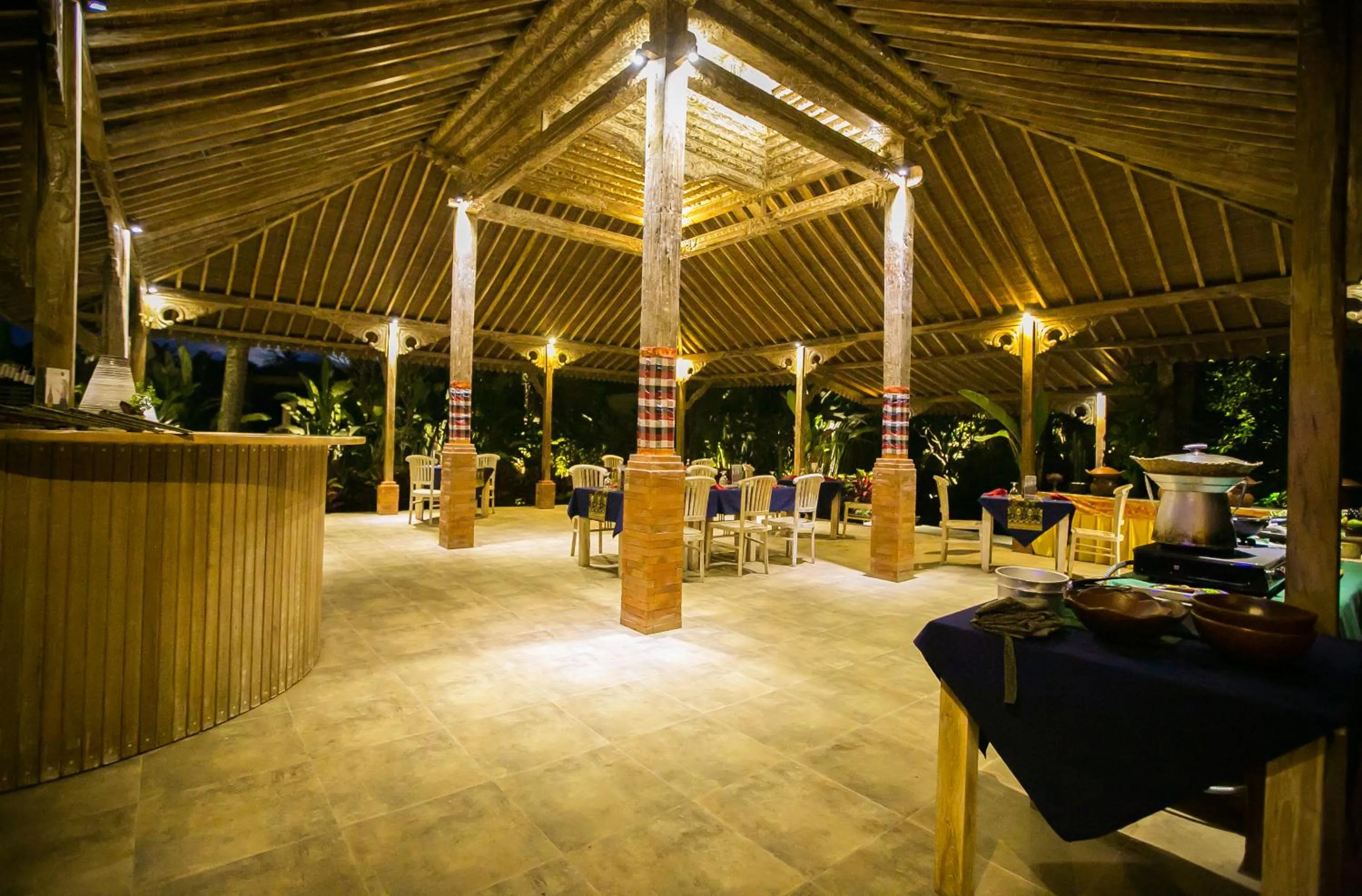 Restaurant/places to eat in Senetan Villas and Spa Resort