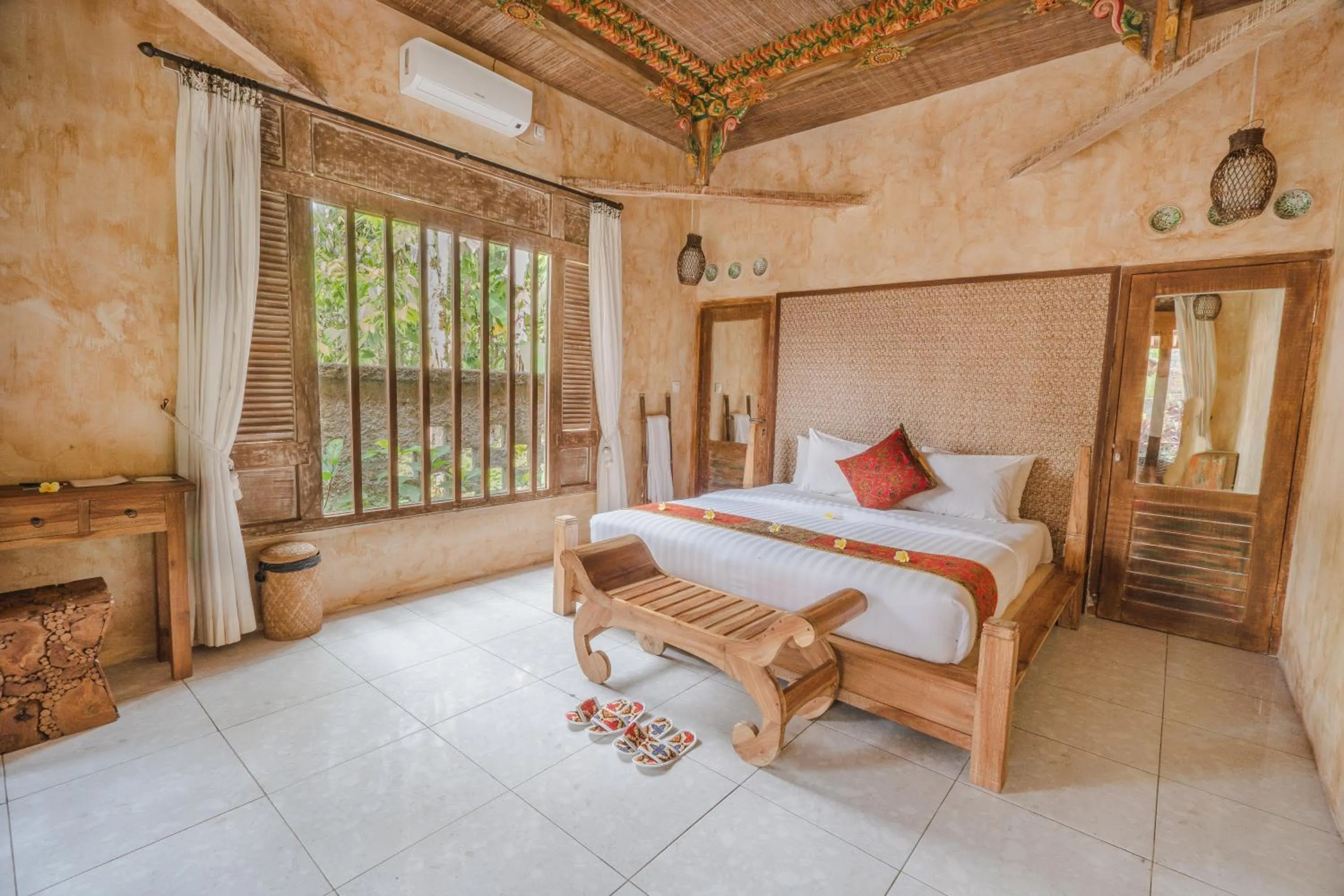 Bed in Senetan Villas and Spa Resort