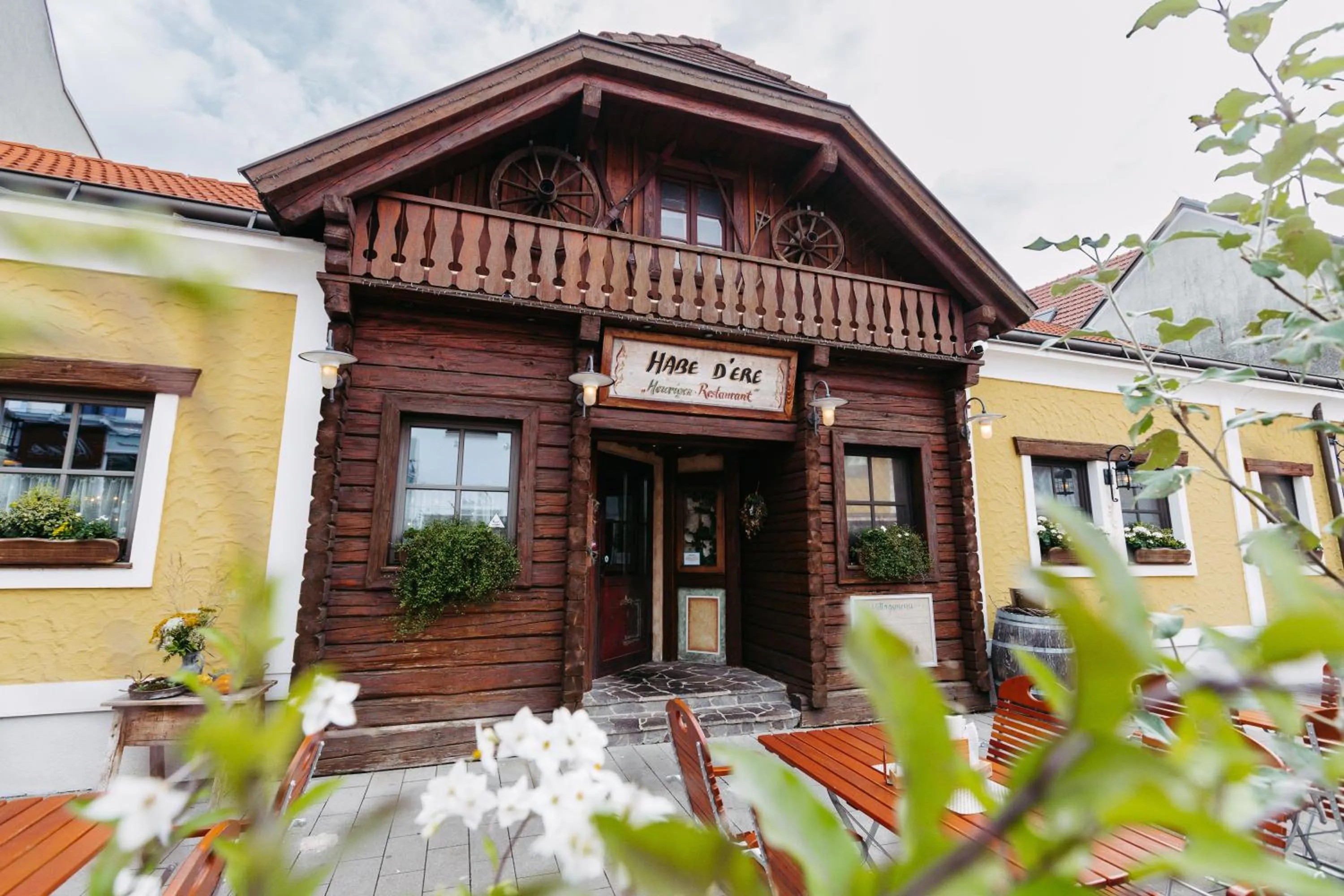 Restaurant/places to eat in Hotel Schlof Guat