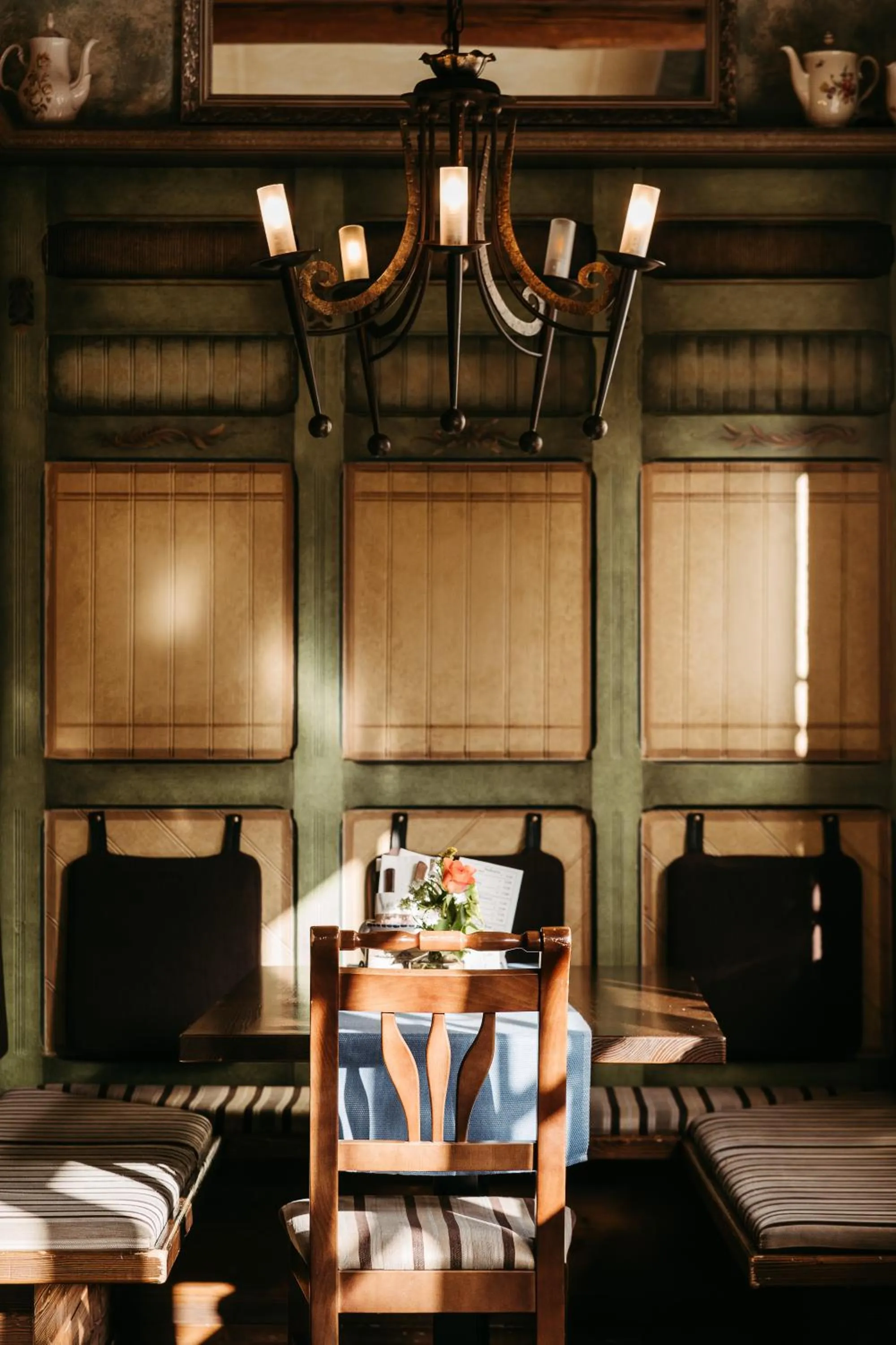 Restaurant/places to eat in Hotel Schlof Guat