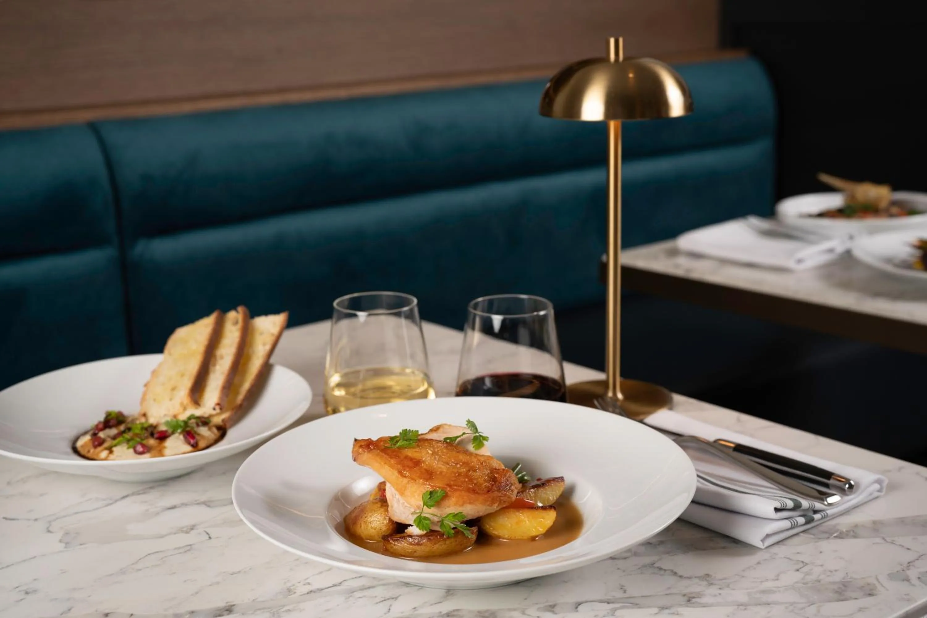 Food and drinks in Toor Hotel Toronto, Part Of Jdv By Hyatt