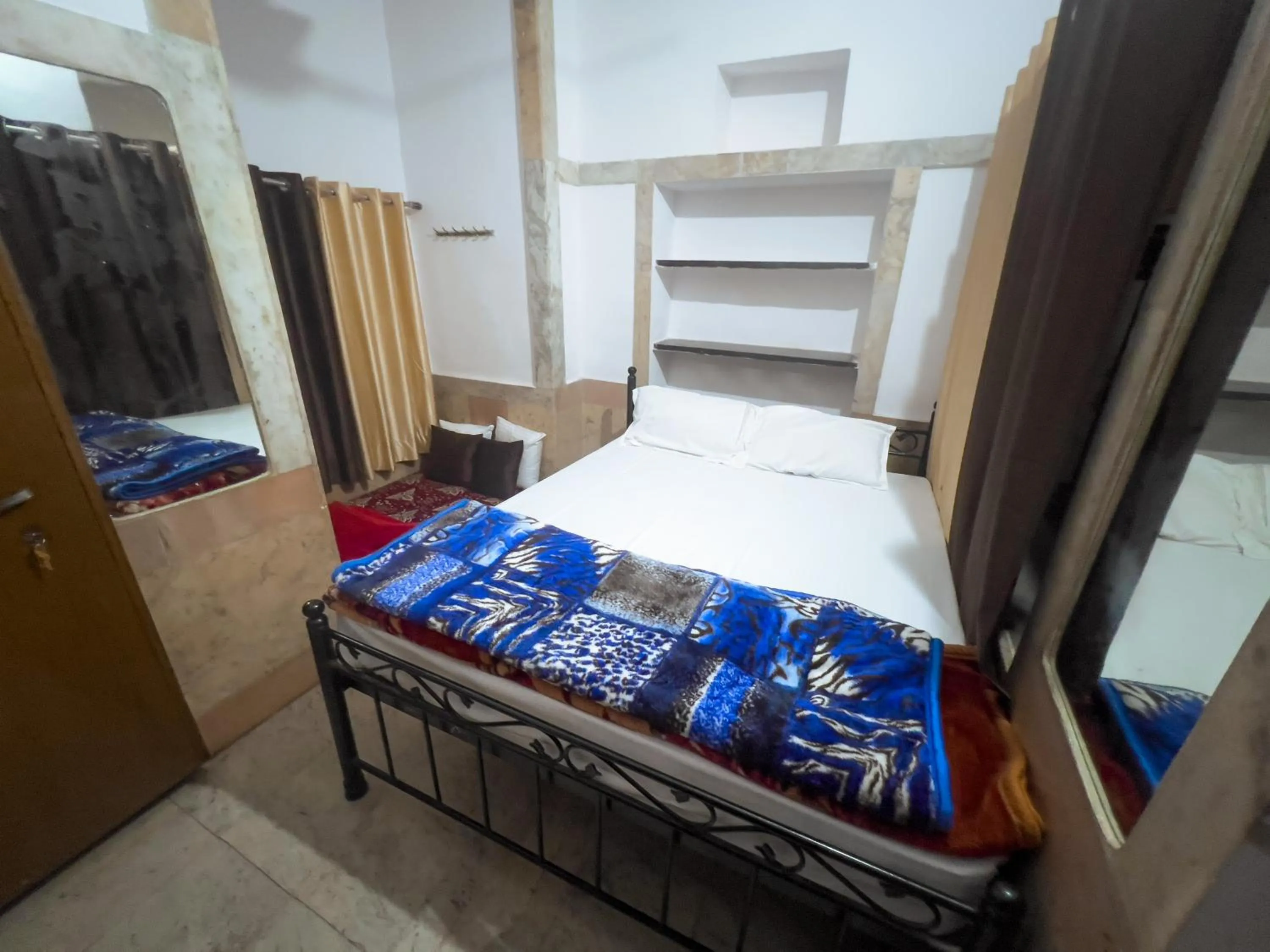 Bed in Multiple Stories, Udaipur