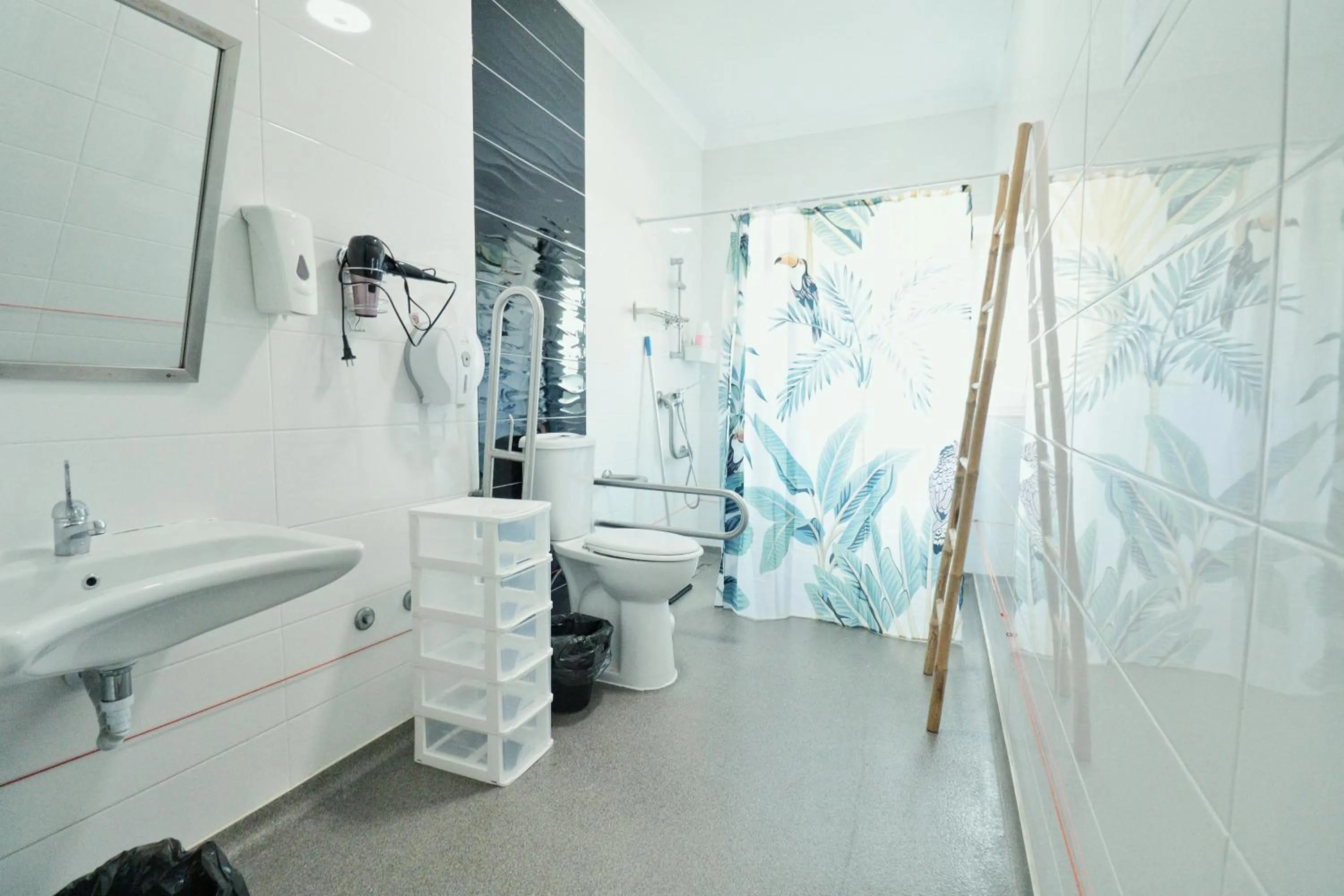 Shower in Hostel Jardins de São Luís