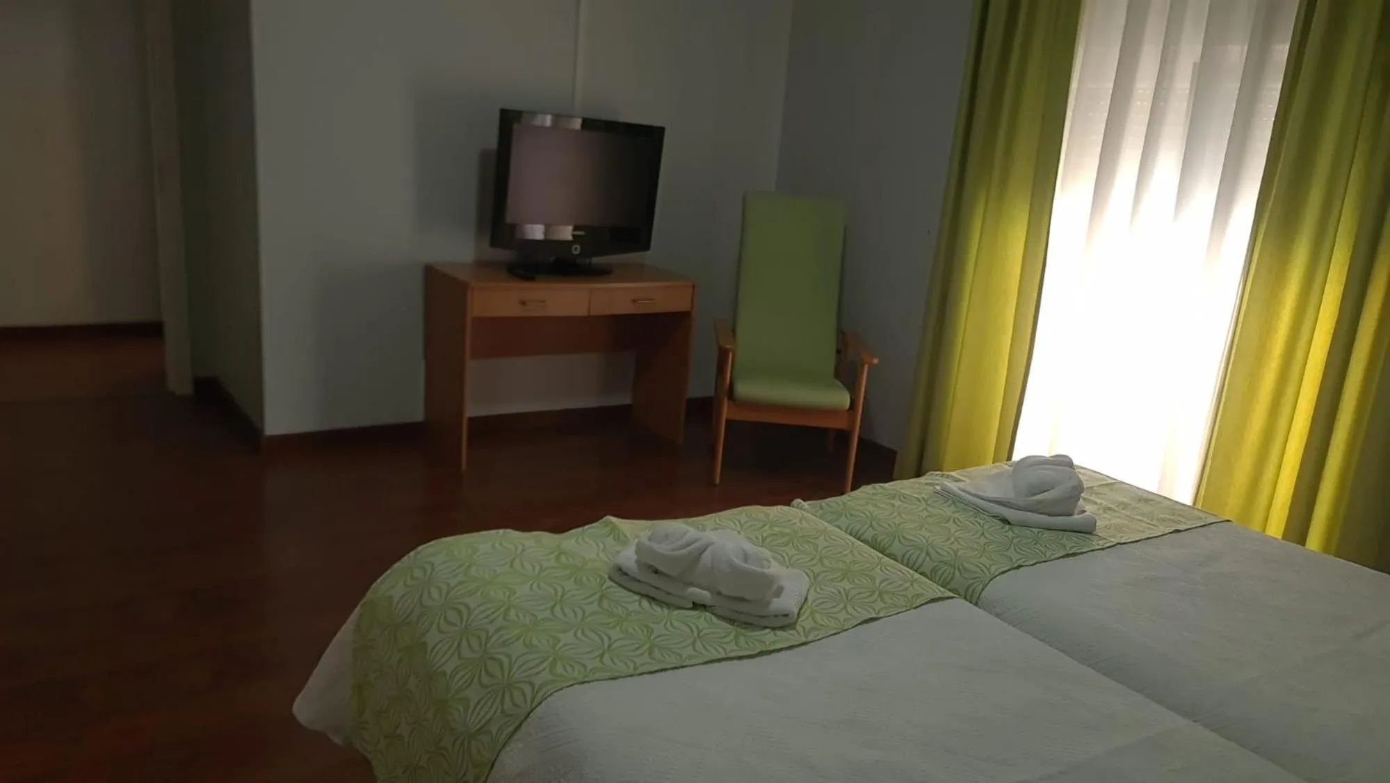 TV and multimedia, Bed in Hostel Jardins de São Luís