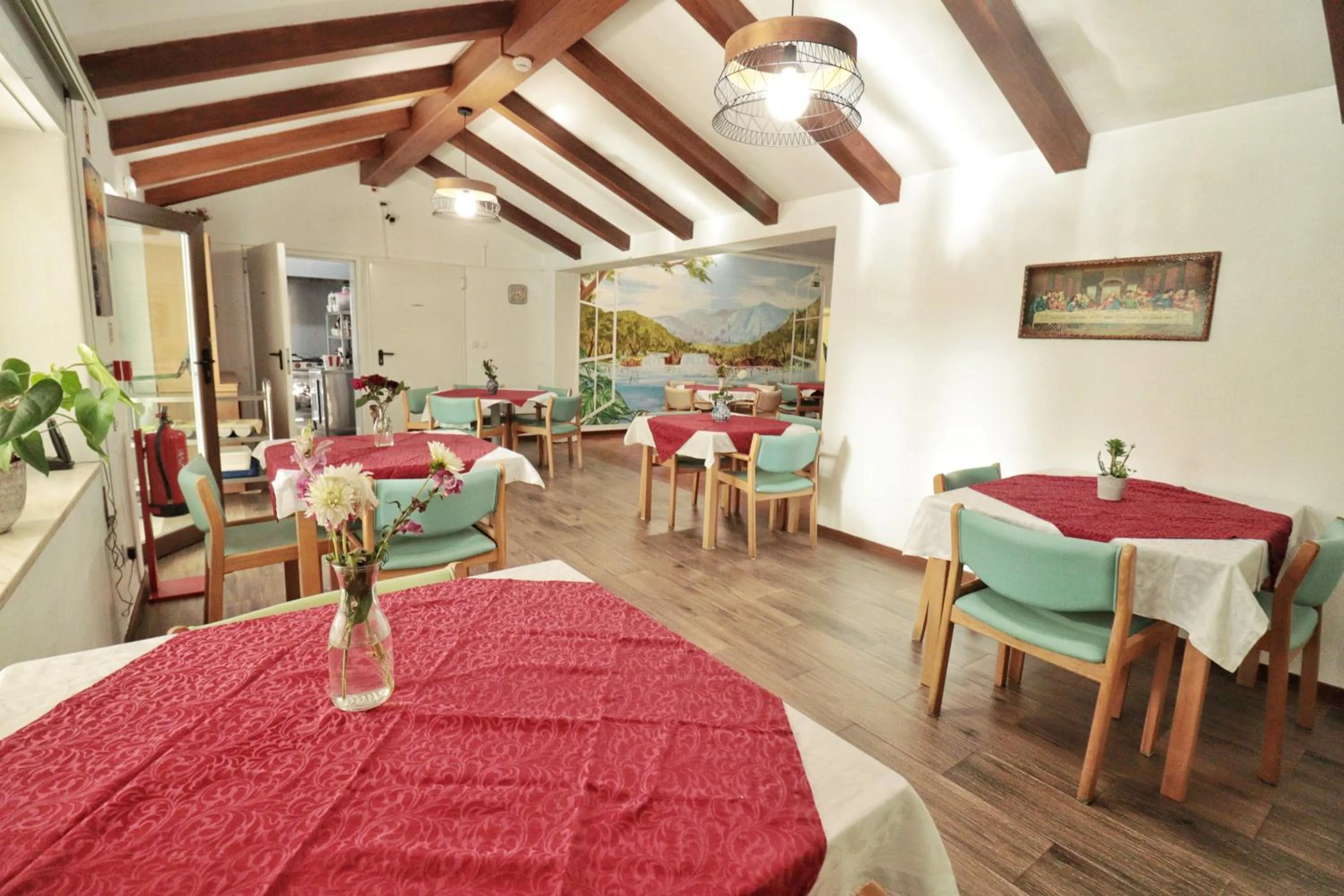 Restaurant/places to eat in Hostel Jardins de São Luís