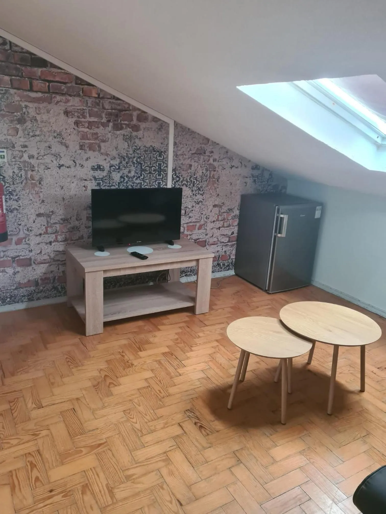 Communal lounge/ TV room in Hostel Jardins de São Luís